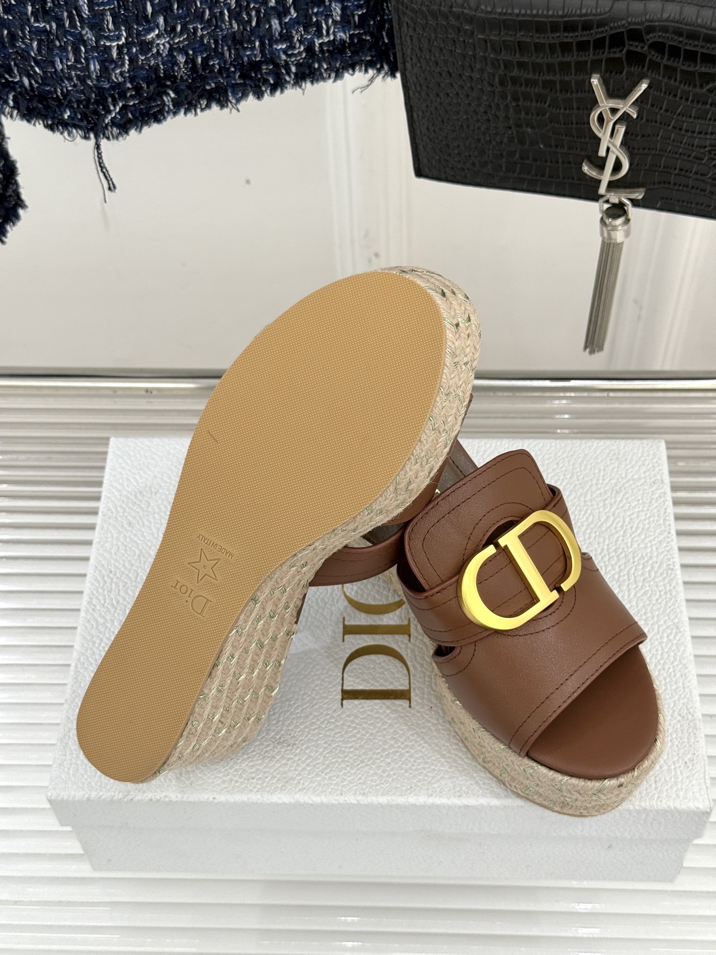 Dior/迪奥25WF新品CD扣麻绳厚底坡跟拖鞋这款拖鞋将经典与创新巧妙融合 夏日时尚必入。标志性的CD
