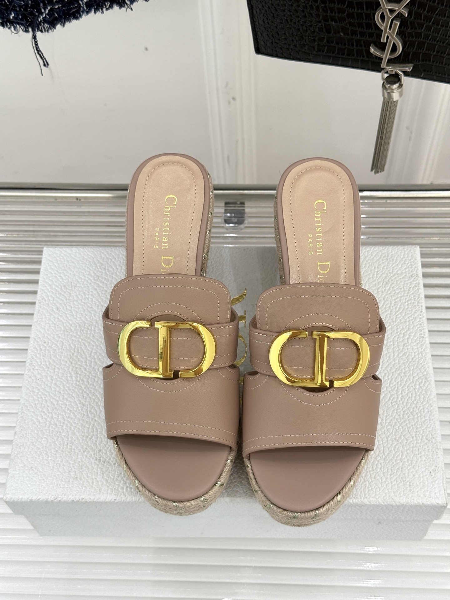 Dior/迪奥25WF新品CD扣麻绳厚底坡跟拖鞋这款拖鞋将经典与创新巧妙融合 夏日时尚必入。标志性的CD