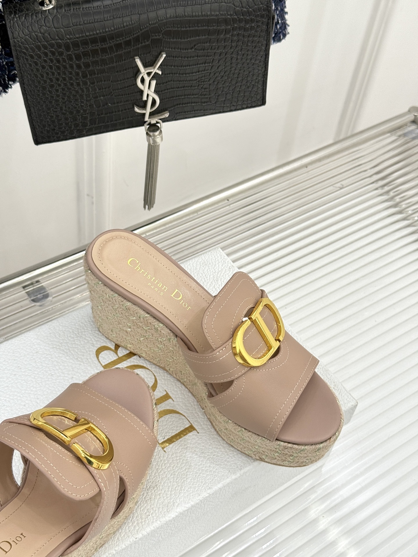 Dior/迪奥25WF新品CD扣麻绳厚底坡跟拖鞋这款拖鞋将经典与创新巧妙融合 夏日时尚必入。标志性的CD