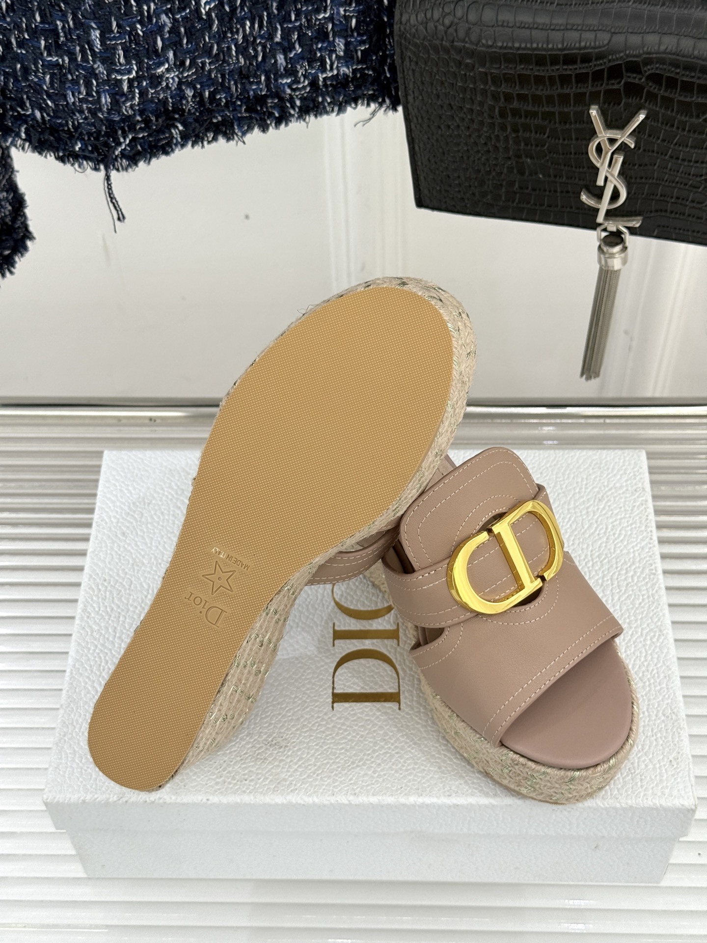 Dior/迪奥25WF新品CD扣麻绳厚底坡跟拖鞋这款拖鞋将经典与创新巧妙融合 夏日时尚必入。标志性的CD
