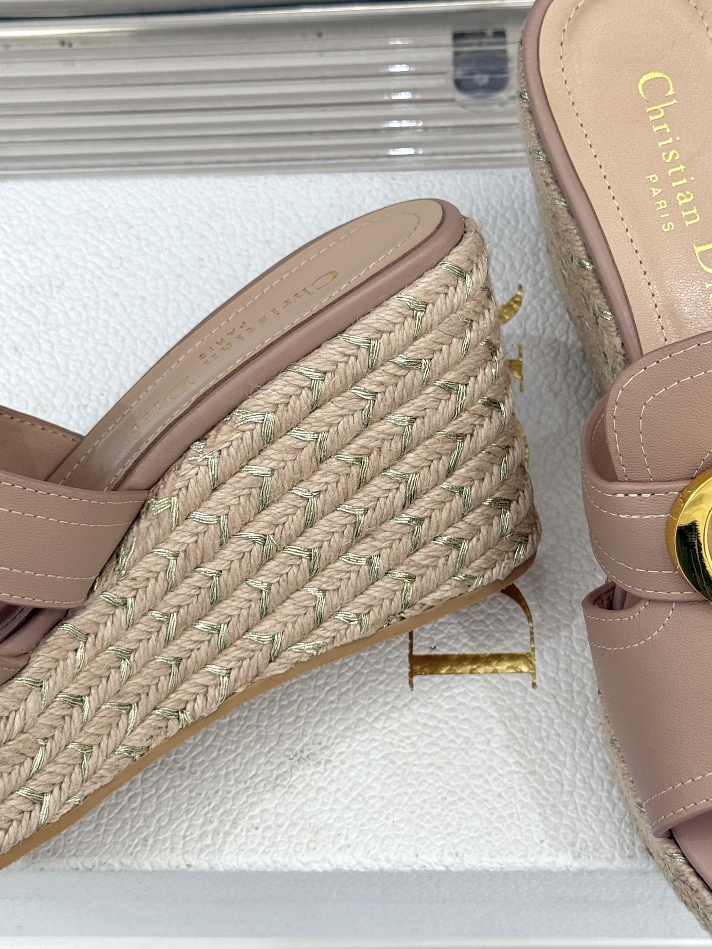 Dior/迪奥25WF新品CD扣麻绳厚底坡跟拖鞋这款拖鞋将经典与创新巧妙融合 夏日时尚必入。标志性的CD