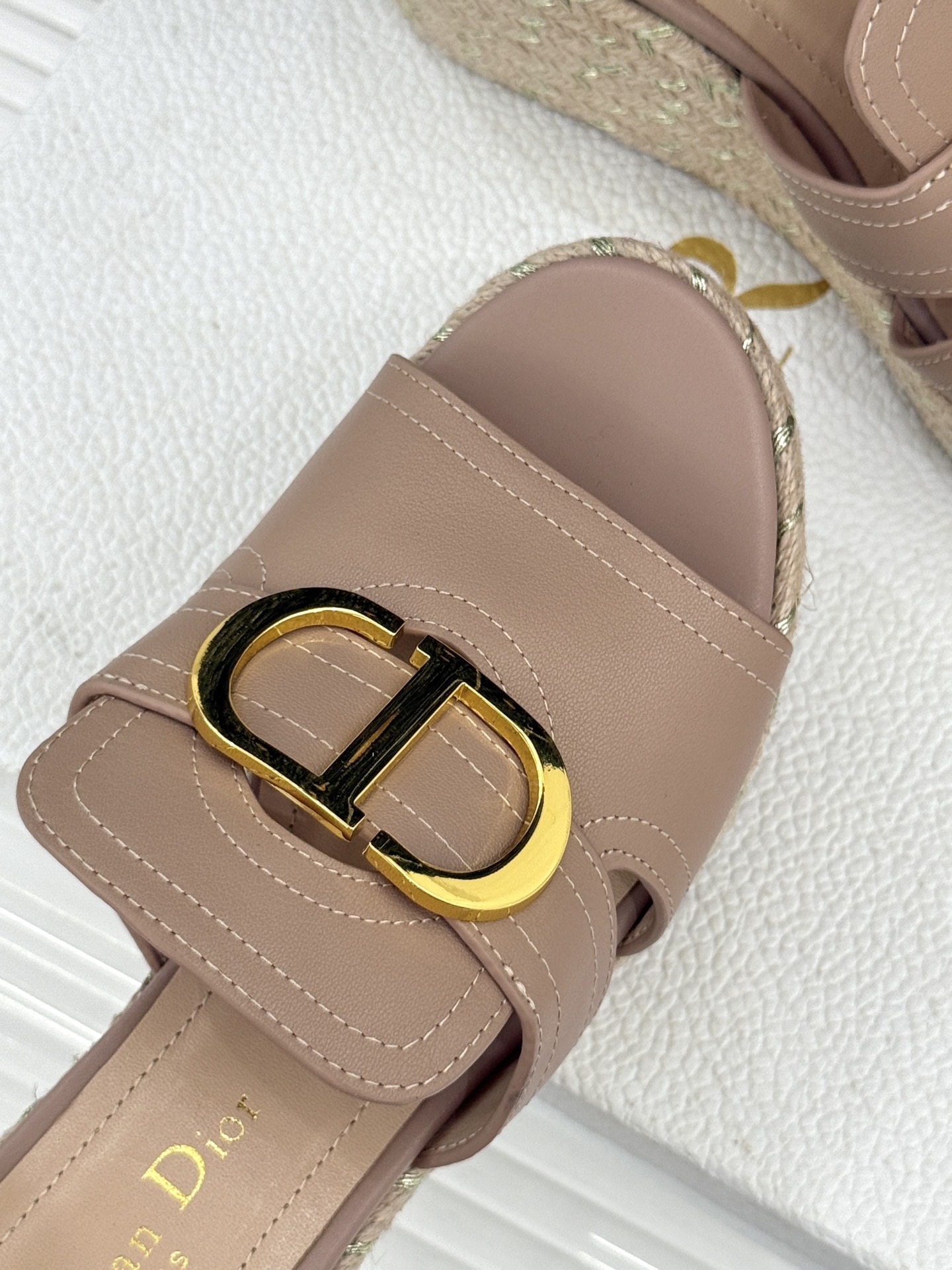 Dior/迪奥25WF新品CD扣麻绳厚底坡跟拖鞋这款拖鞋将经典与创新巧妙融合 夏日时尚必入。标志性的CD