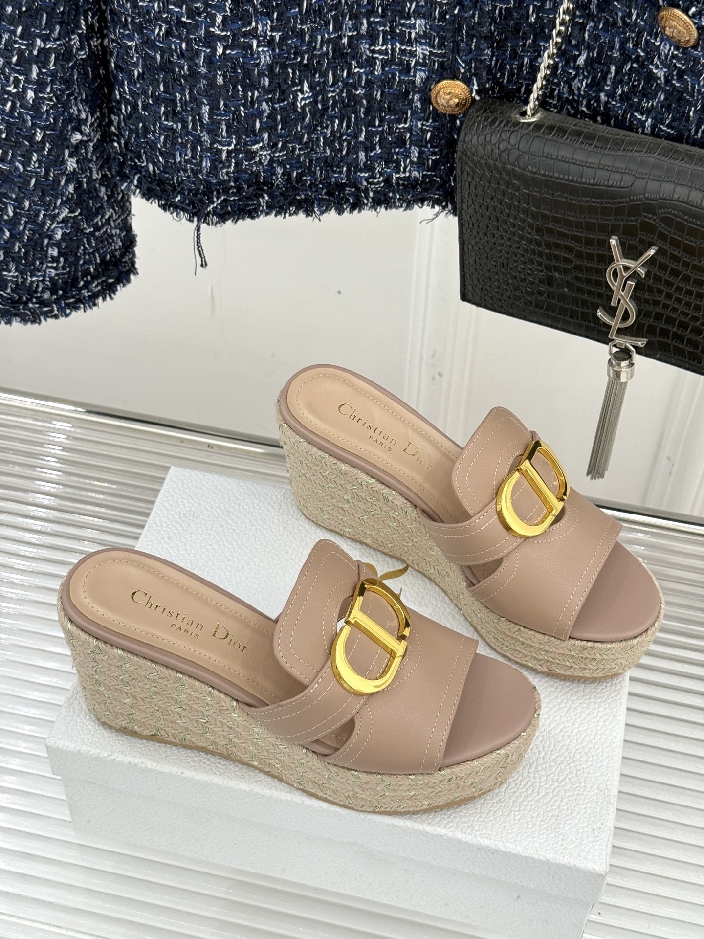 Dior/迪奥25WF新品CD扣麻绳厚底坡跟拖鞋这款拖鞋将经典与创新巧妙融合 夏日时尚必入。标志性的CD