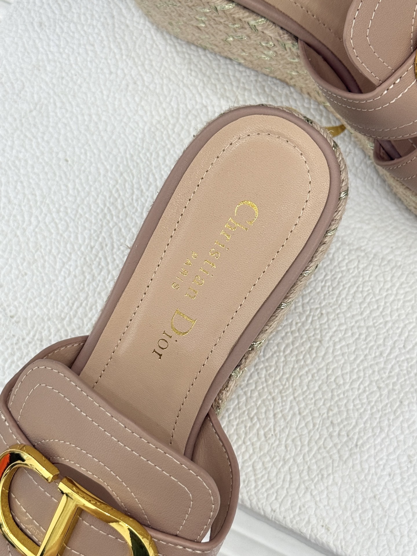 Dior/迪奥25WF新品CD扣麻绳厚底坡跟拖鞋这款拖鞋将经典与创新巧妙融合 夏日时尚必入。标志性的CD
