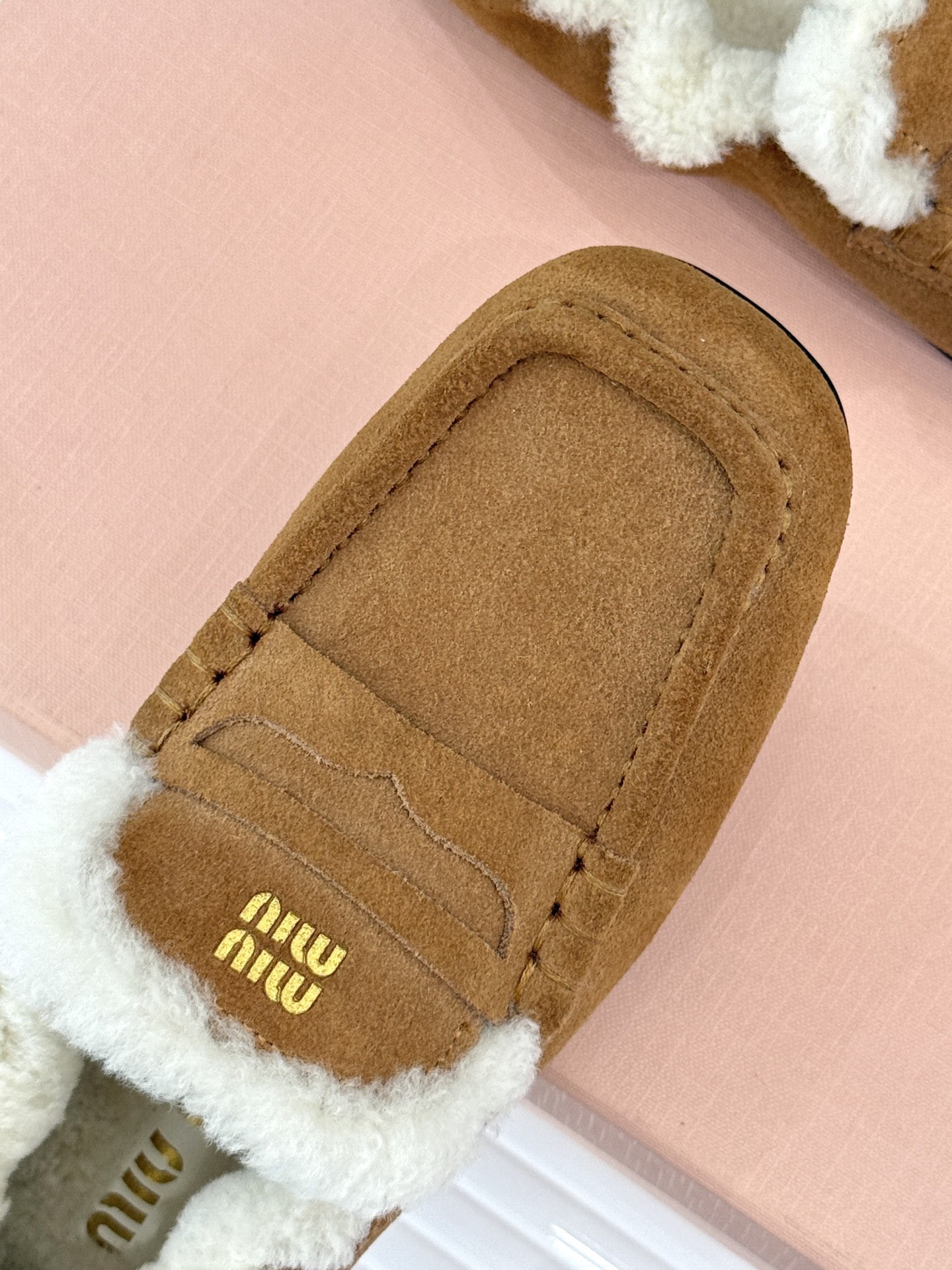 Miu Miu/谬谬25WF秋冬新品毛毛鞋乐福鞋这双毛毛鞋乐福鞋 正在改写今冬的时髦法则。Miu Miu