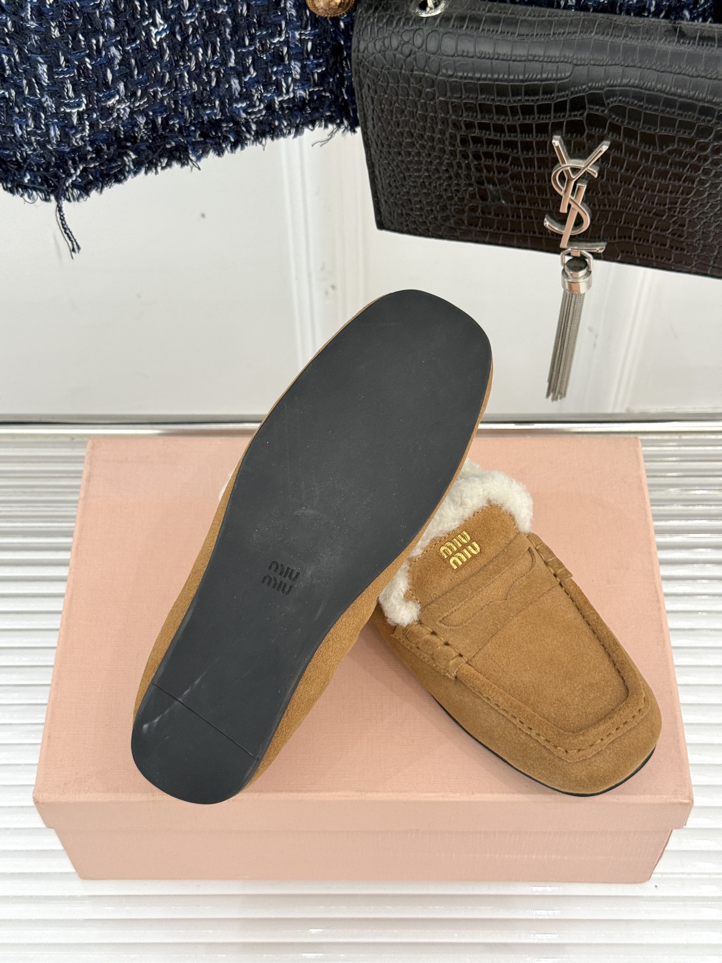 Miu Miu/谬谬25WF秋冬新品毛毛鞋乐福鞋这双毛毛鞋乐福鞋 正在改写今冬的时髦法则。Miu Miu