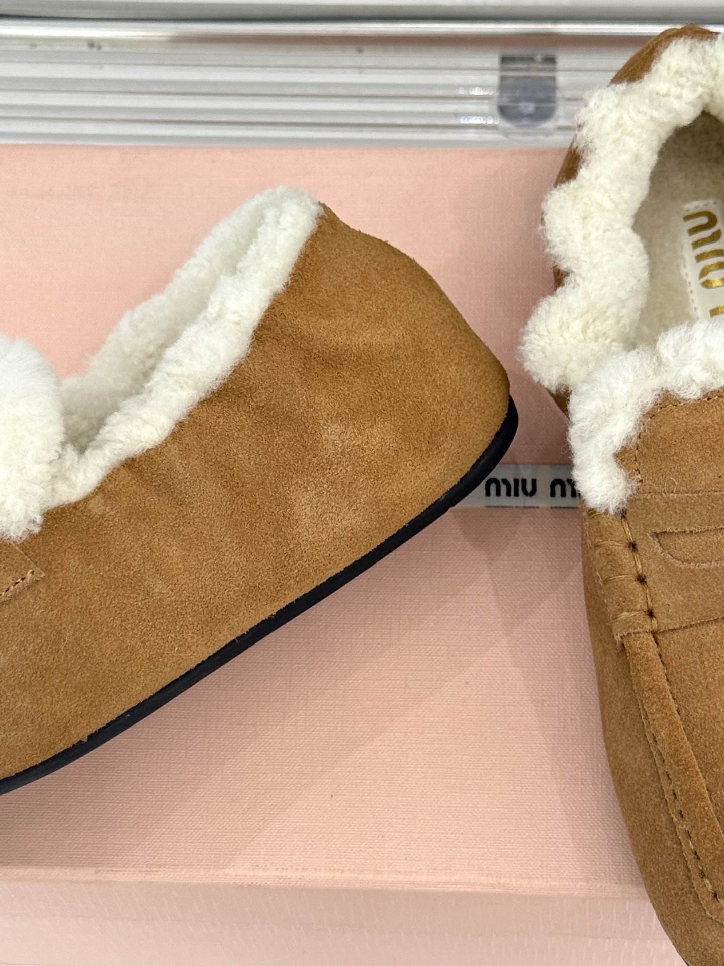 Miu Miu/谬谬25WF秋冬新品毛毛鞋乐福鞋这双毛毛鞋乐福鞋 正在改写今冬的时髦法则。Miu Miu