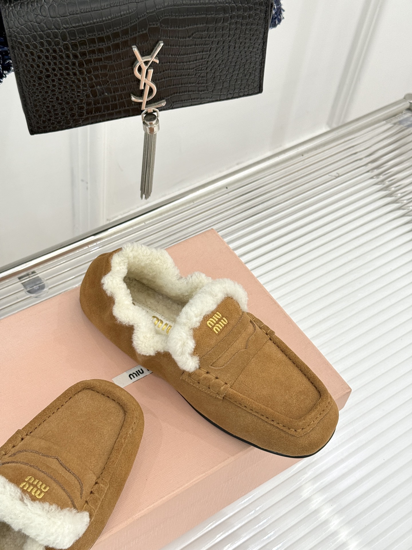 Miu Miu/谬谬25WF秋冬新品毛毛鞋乐福鞋这双毛毛鞋乐福鞋 正在改写今冬的时髦法则。Miu Miu