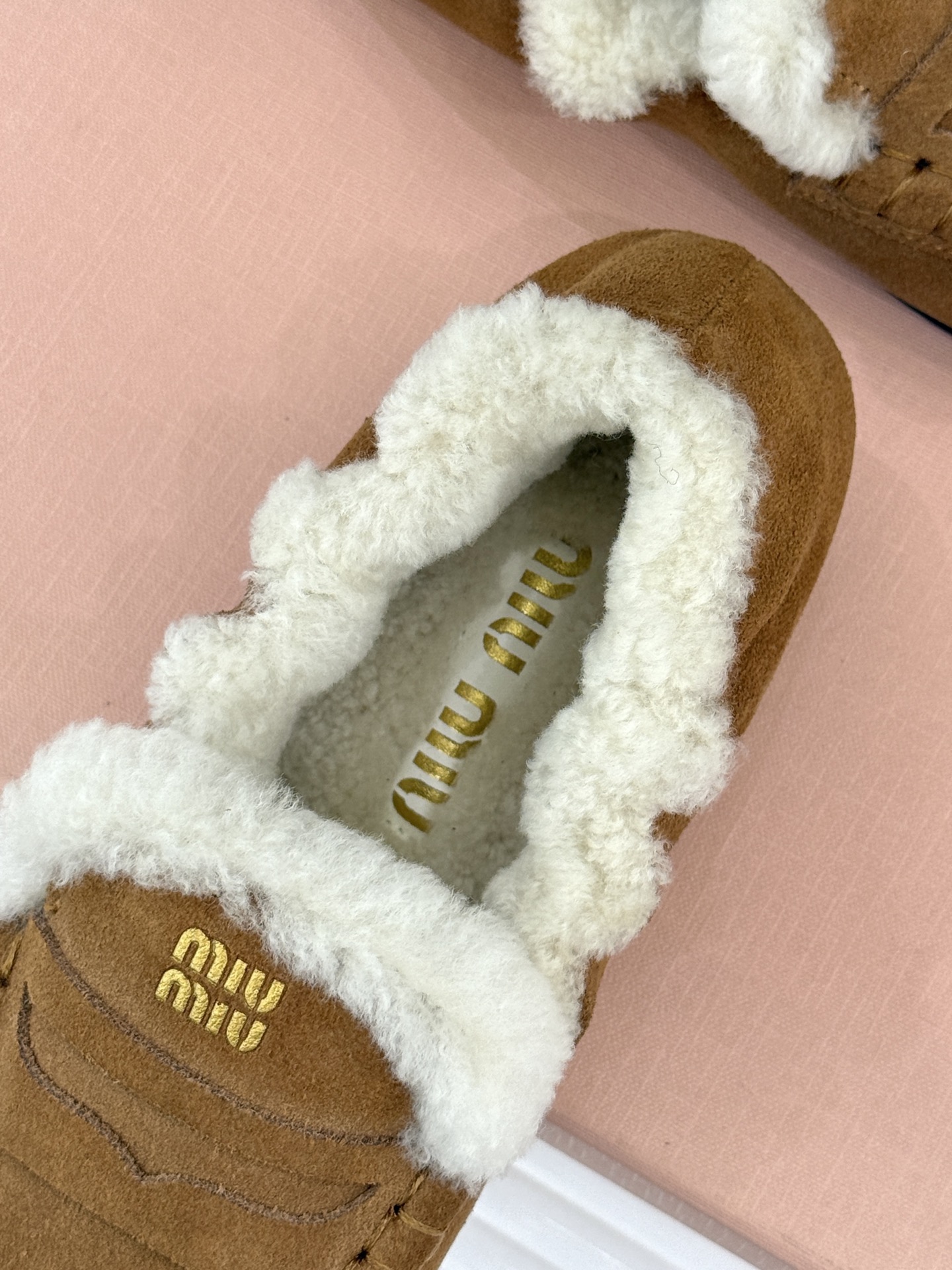 Miu Miu/谬谬25WF秋冬新品毛毛鞋乐福鞋这双毛毛鞋乐福鞋 正在改写今冬的时髦法则。Miu Miu