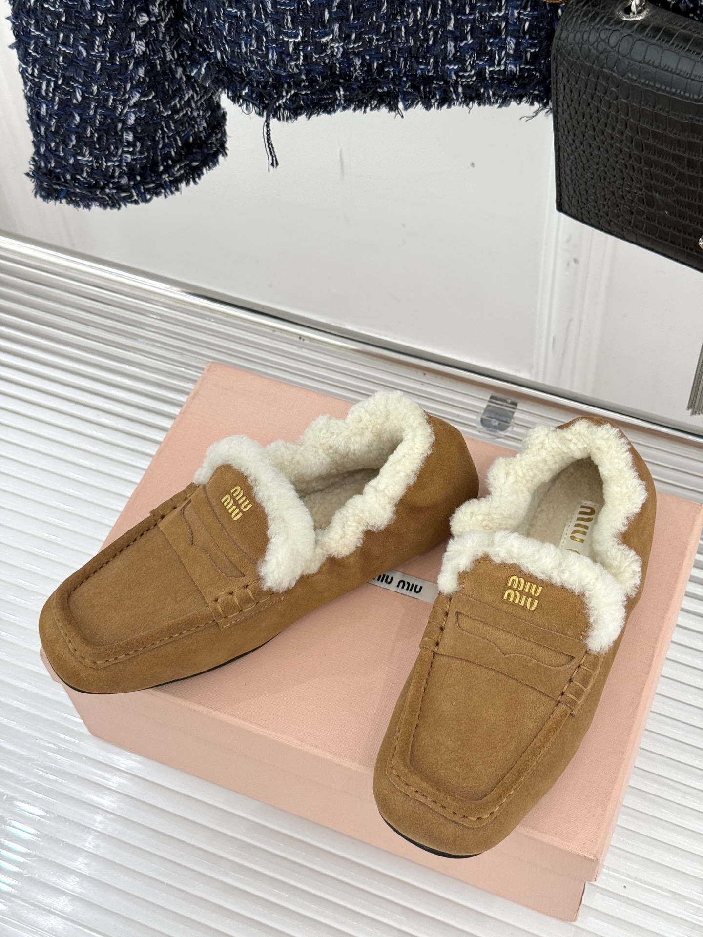 Miu Miu/谬谬25WF秋冬新品毛毛鞋乐福鞋这双毛毛鞋乐福鞋 正在改写今冬的时髦法则。Miu Miu