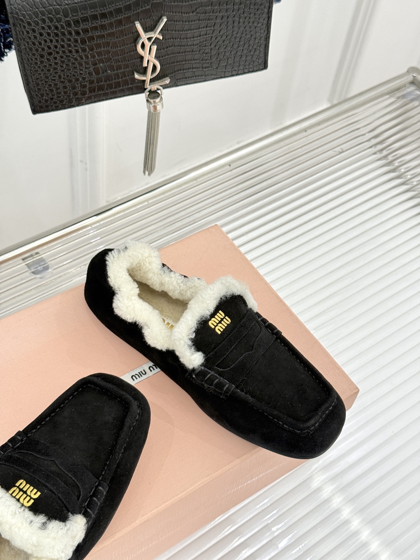 Miu Miu/谬谬25WF秋冬新品毛毛鞋乐福鞋这双毛毛鞋乐福鞋 正在改写今冬的时髦法则。Miu Miu