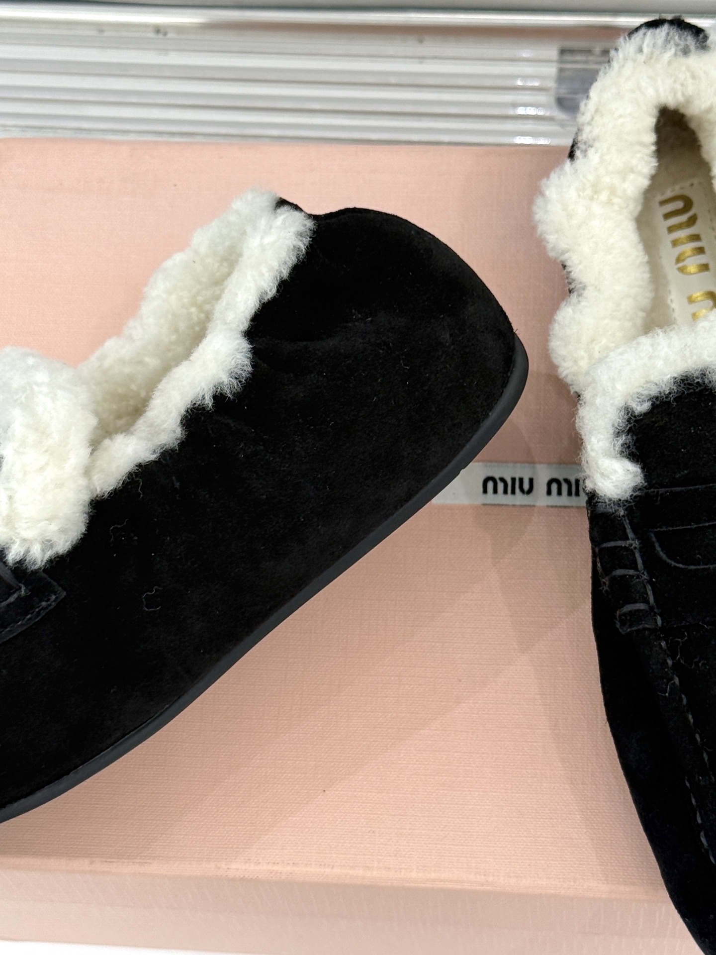 Miu Miu/谬谬25WF秋冬新品毛毛鞋乐福鞋这双毛毛鞋乐福鞋 正在改写今冬的时髦法则。Miu Miu