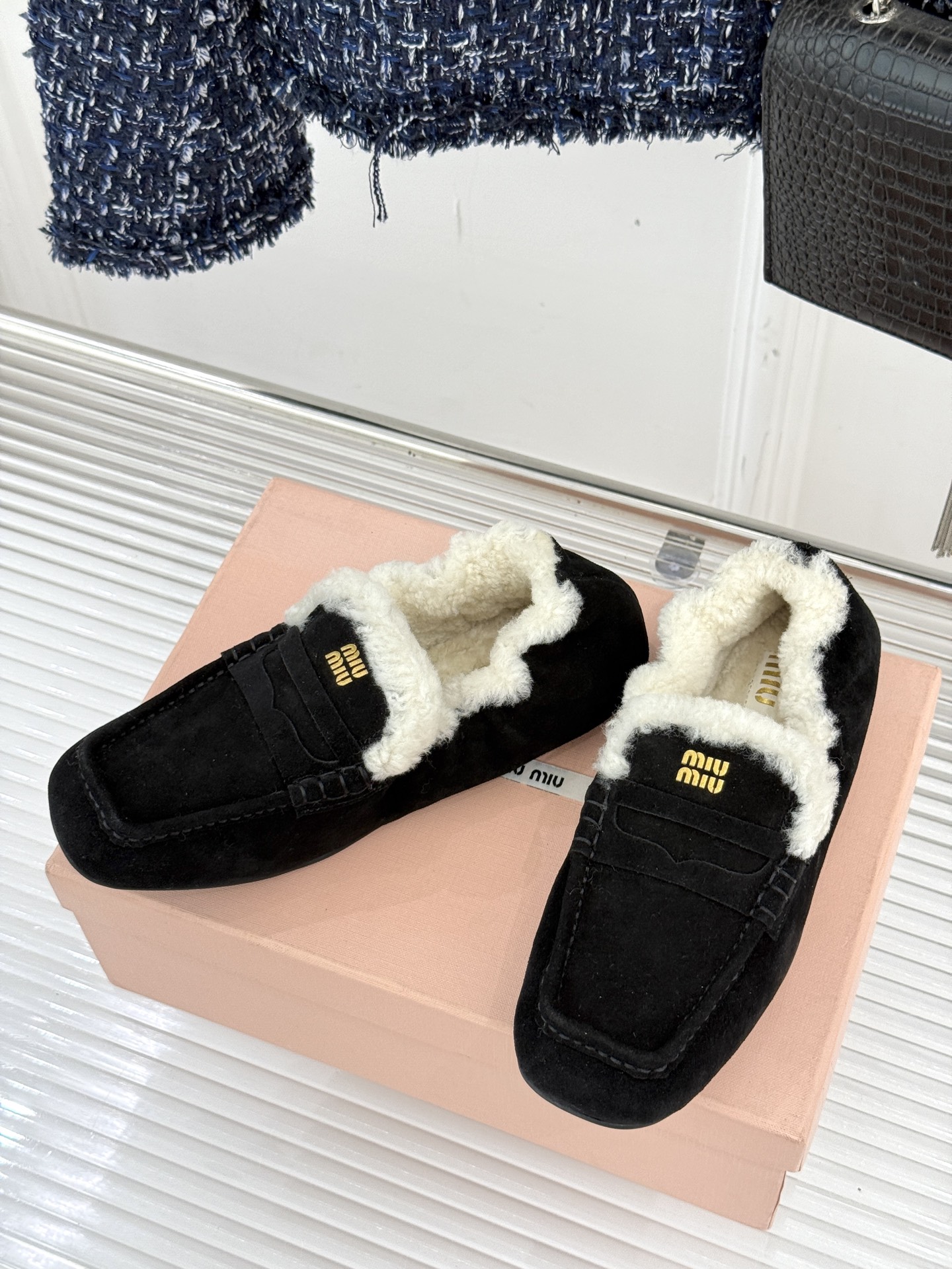 Miu Miu/谬谬25WF秋冬新品毛毛鞋乐福鞋这双毛毛鞋乐福鞋 正在改写今冬的时髦法则。Miu Miu