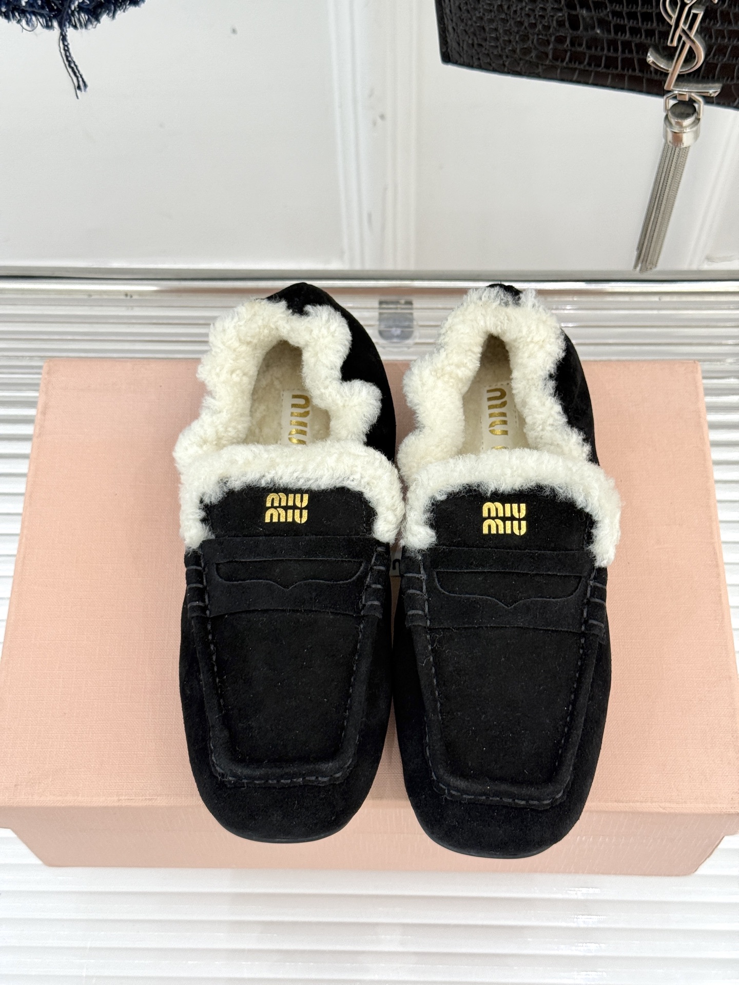 Miu Miu/谬谬25WF秋冬新品毛毛鞋乐福鞋这双毛毛鞋乐福鞋 正在改写今冬的时髦法则。Miu Miu