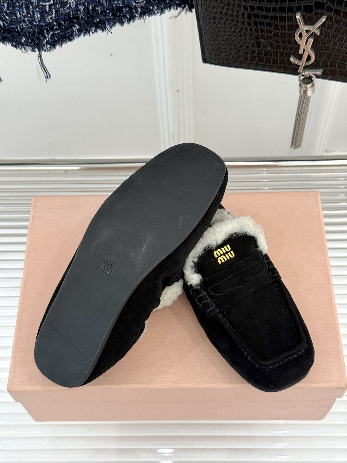 Miu Miu/谬谬25WF秋冬新品毛毛鞋乐福鞋这双毛毛鞋乐福鞋 正在改写今冬的时髦法则。Miu Miu