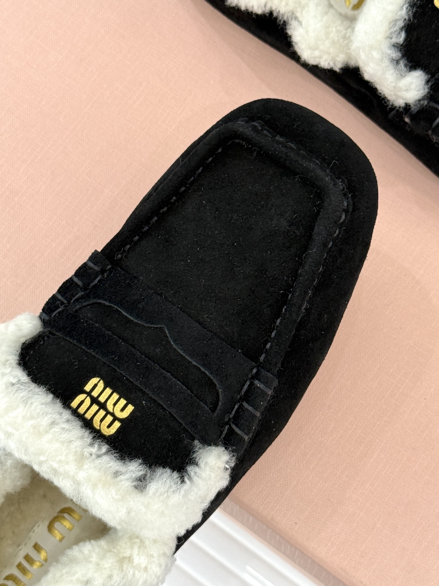 Miu Miu/谬谬25WF秋冬新品毛毛鞋乐福鞋这双毛毛鞋乐福鞋 正在改写今冬的时髦法则。Miu Miu