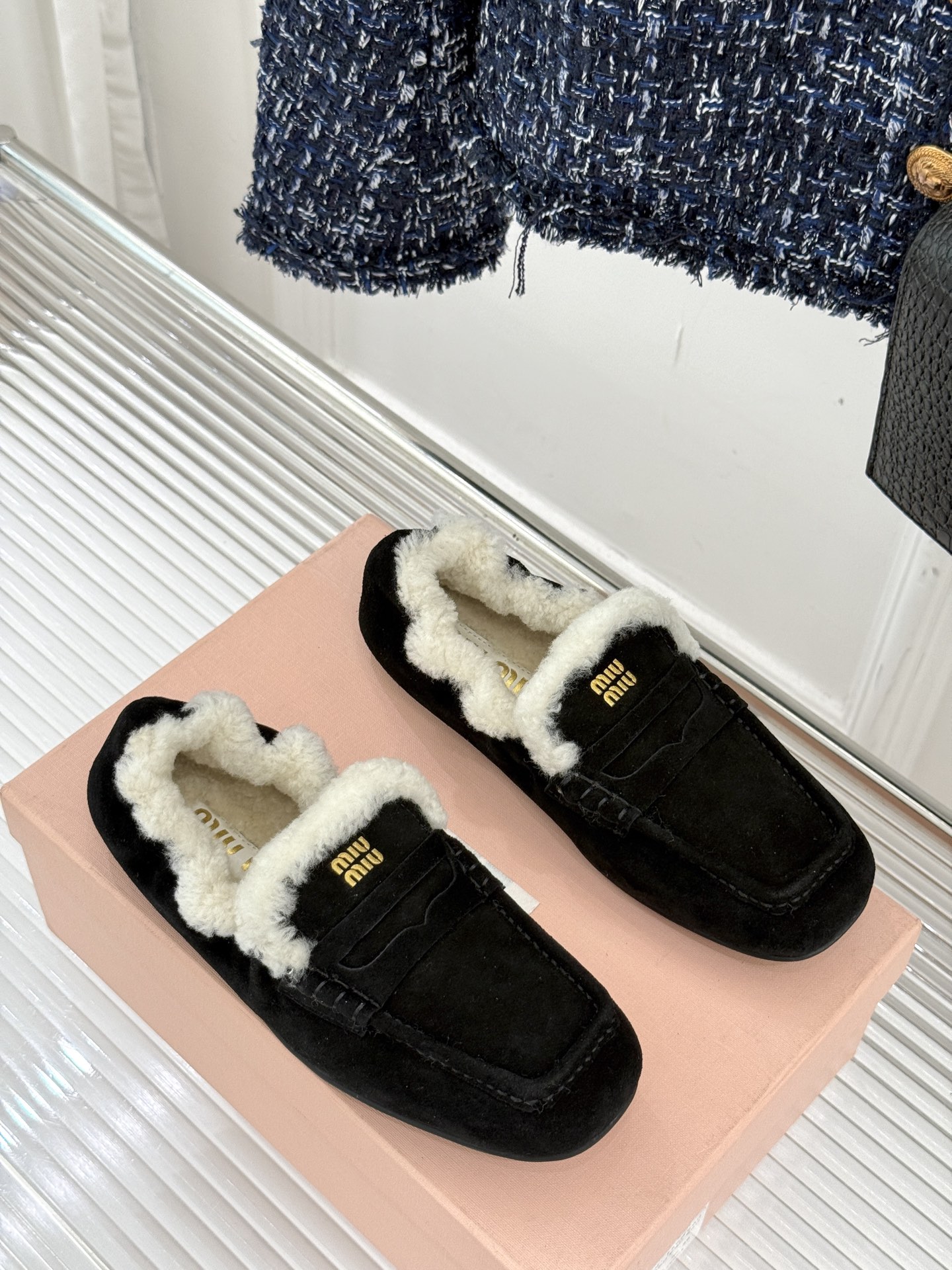 Miu Miu/谬谬25WF秋冬新品毛毛鞋乐福鞋这双毛毛鞋乐福鞋 正在改写今冬的时髦法则。Miu Miu