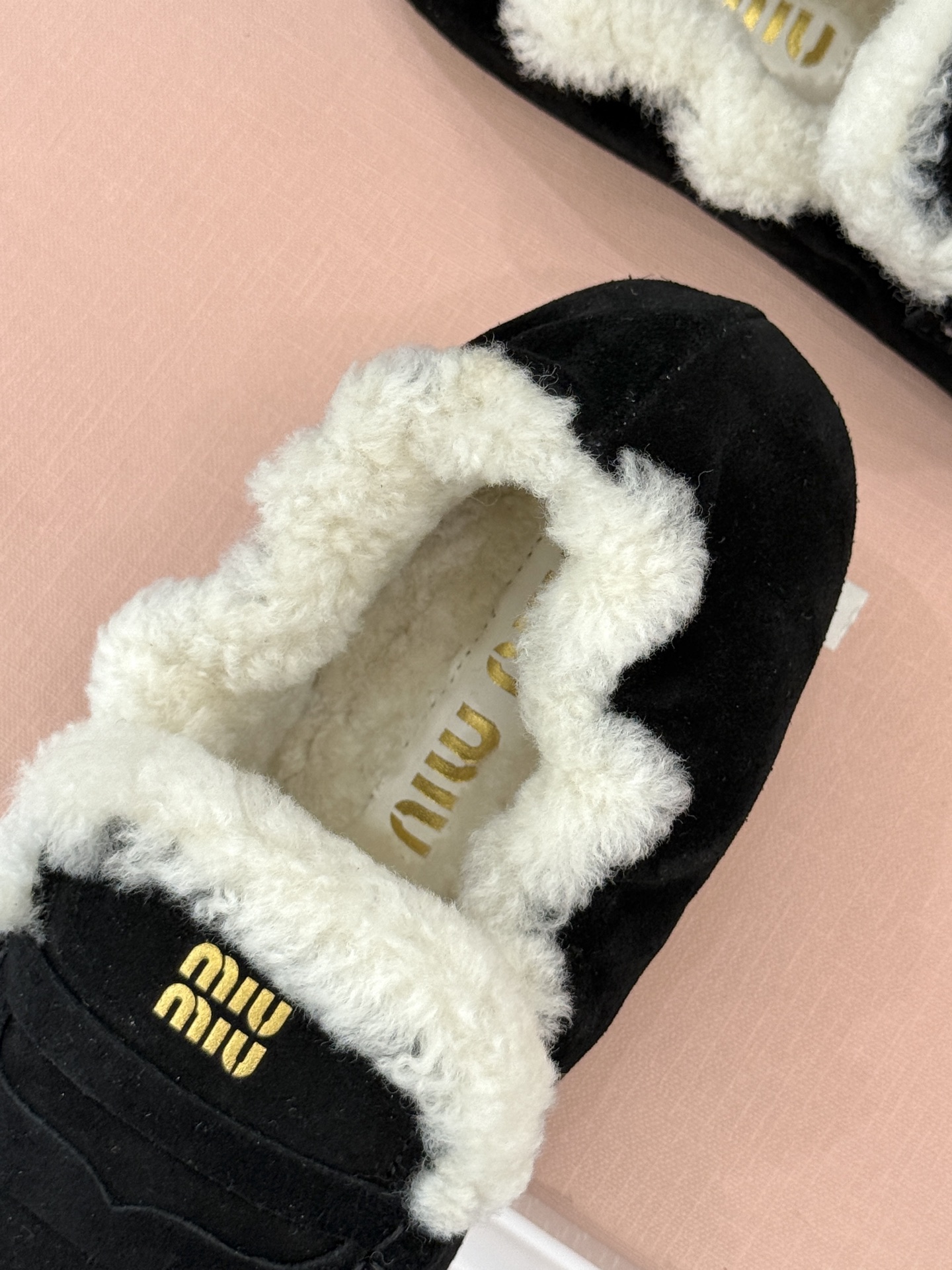 Miu Miu/谬谬25WF秋冬新品毛毛鞋乐福鞋这双毛毛鞋乐福鞋 正在改写今冬的时髦法则。Miu Miu