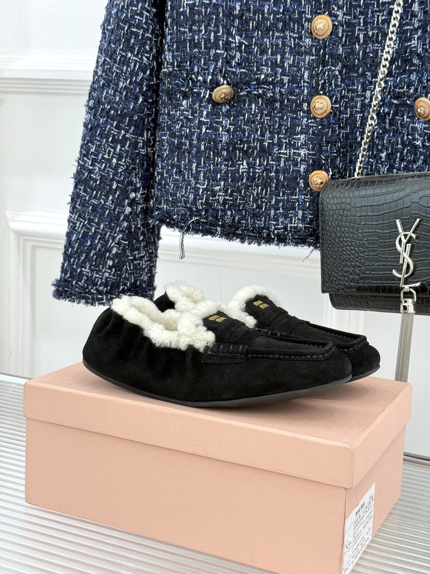 Miu Miu/谬谬25WF秋冬新品毛毛鞋乐福鞋这双毛毛鞋乐福鞋 正在改写今冬的时髦法则。Miu Miu