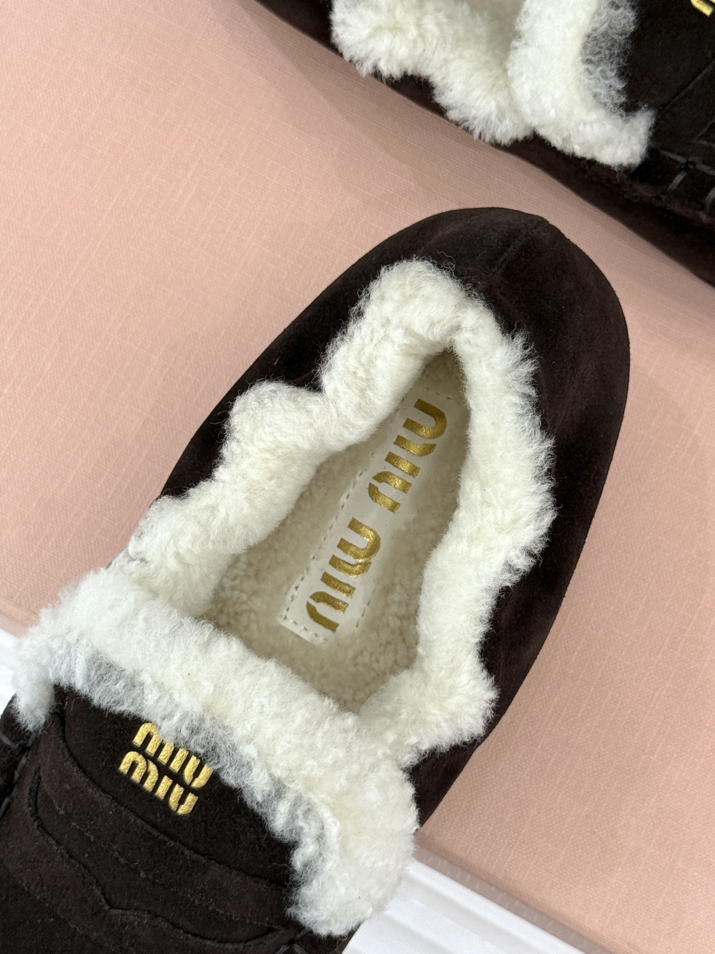 Miu Miu/谬谬25WF秋冬新品毛毛鞋乐福鞋这双毛毛鞋乐福鞋 正在改写今冬的时髦法则。Miu Miu