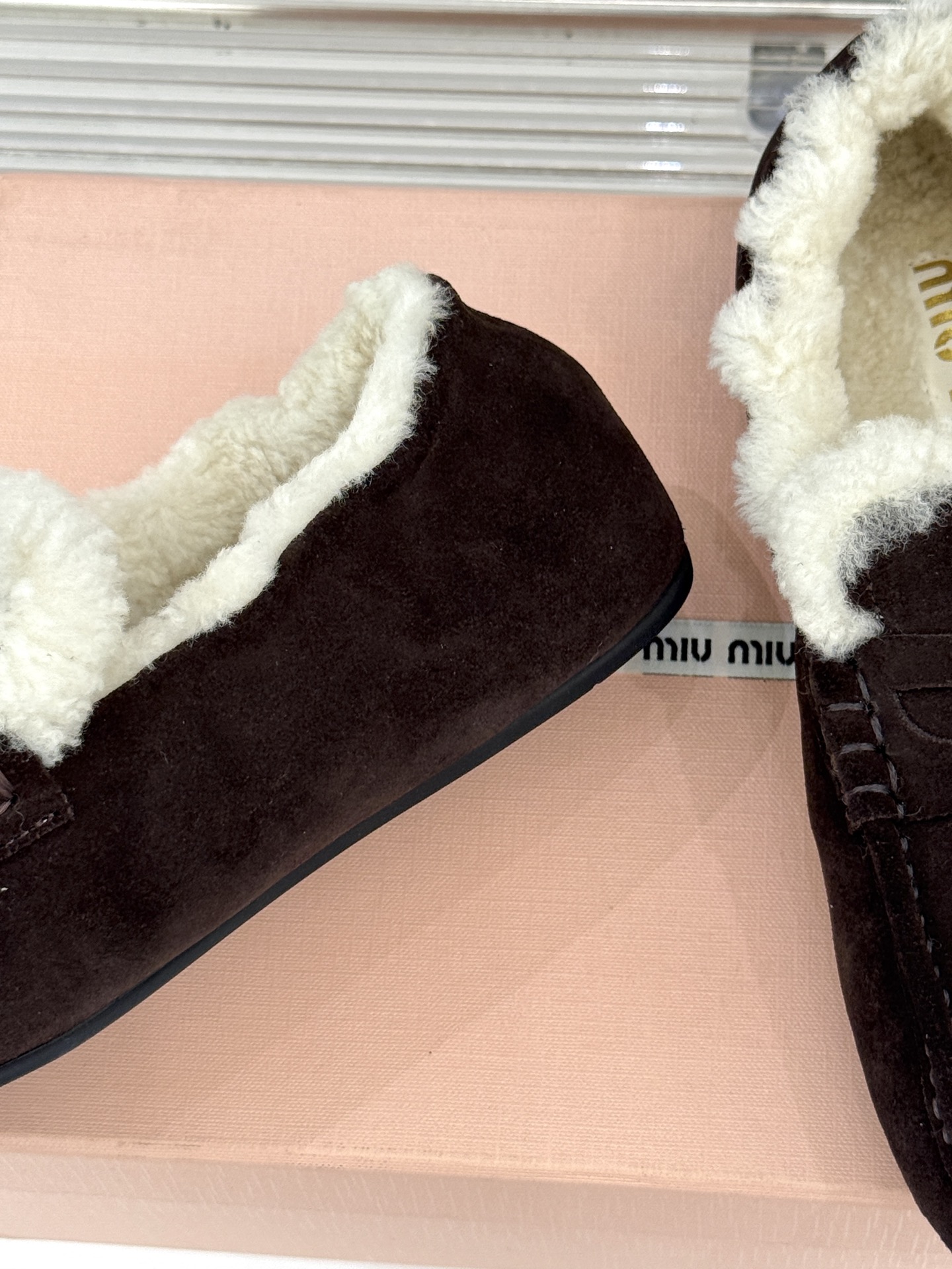 Miu Miu/谬谬25WF秋冬新品毛毛鞋乐福鞋这双毛毛鞋乐福鞋 正在改写今冬的时髦法则。Miu Miu