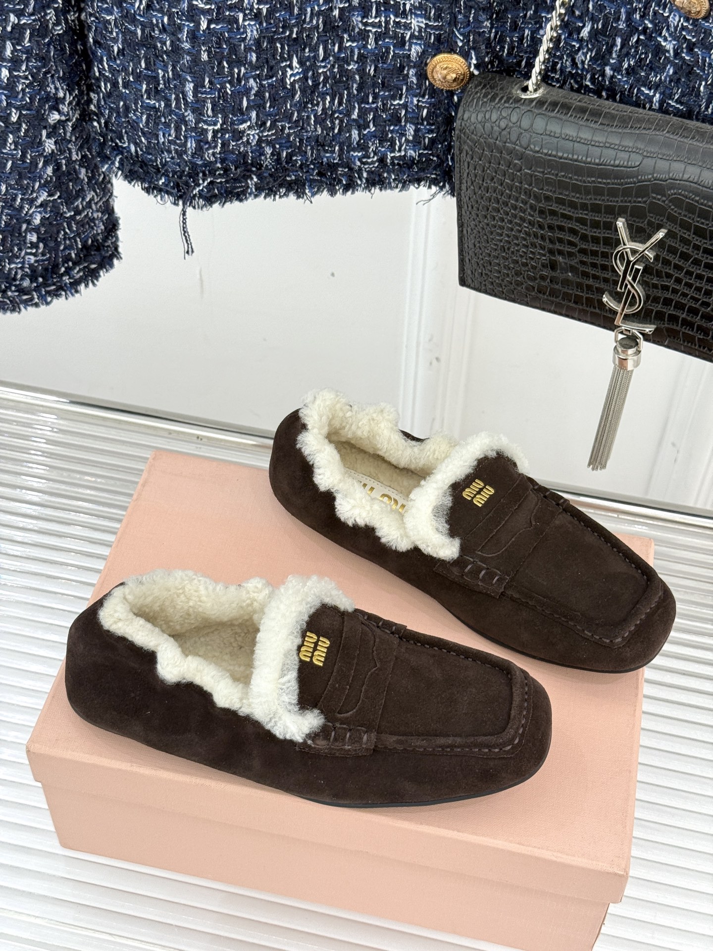 Miu Miu/谬谬25WF秋冬新品毛毛鞋乐福鞋这双毛毛鞋乐福鞋 正在改写今冬的时髦法则。Miu Miu