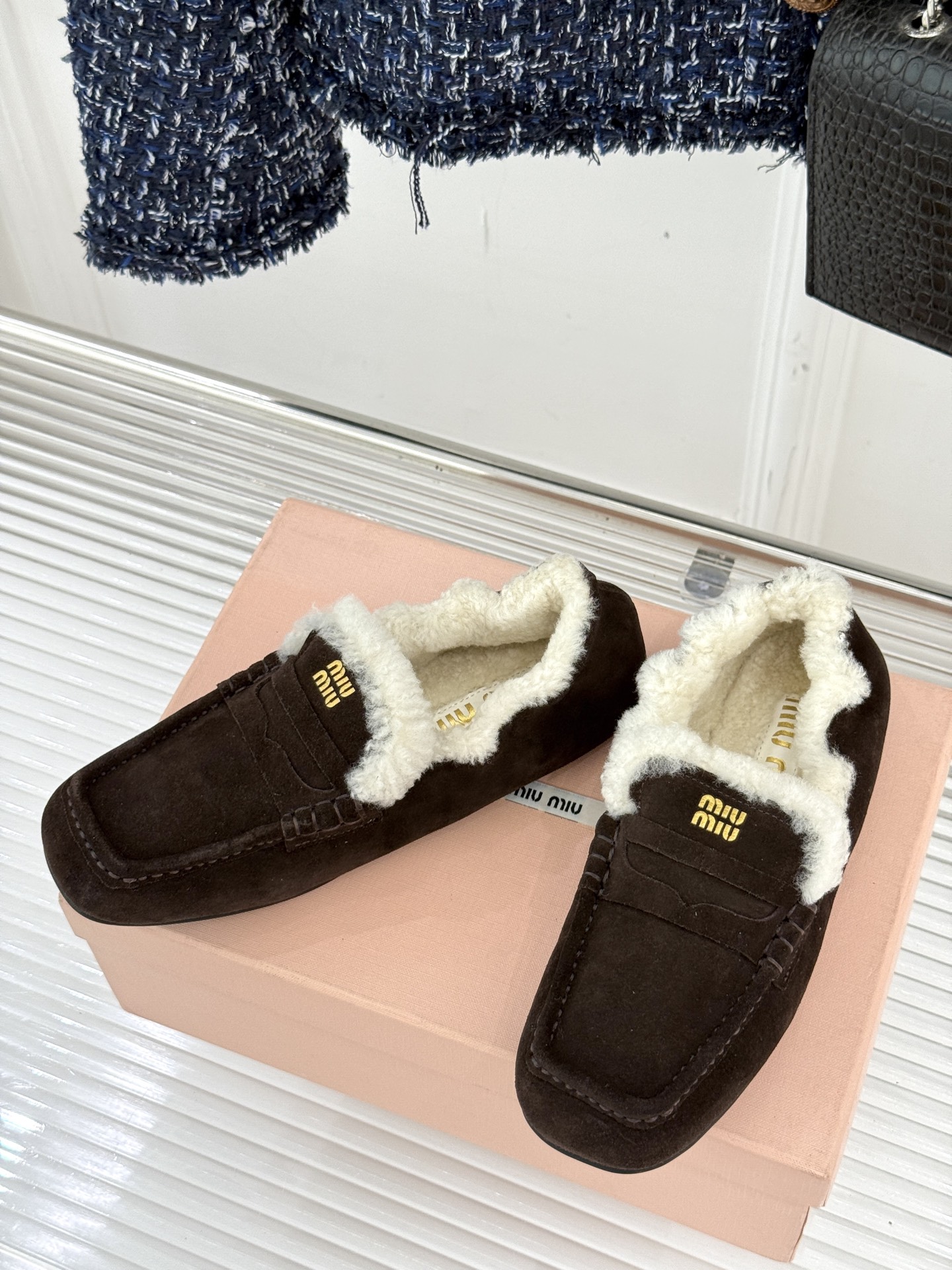 Miu Miu/谬谬25WF秋冬新品毛毛鞋乐福鞋这双毛毛鞋乐福鞋 正在改写今冬的时髦法则。Miu Miu