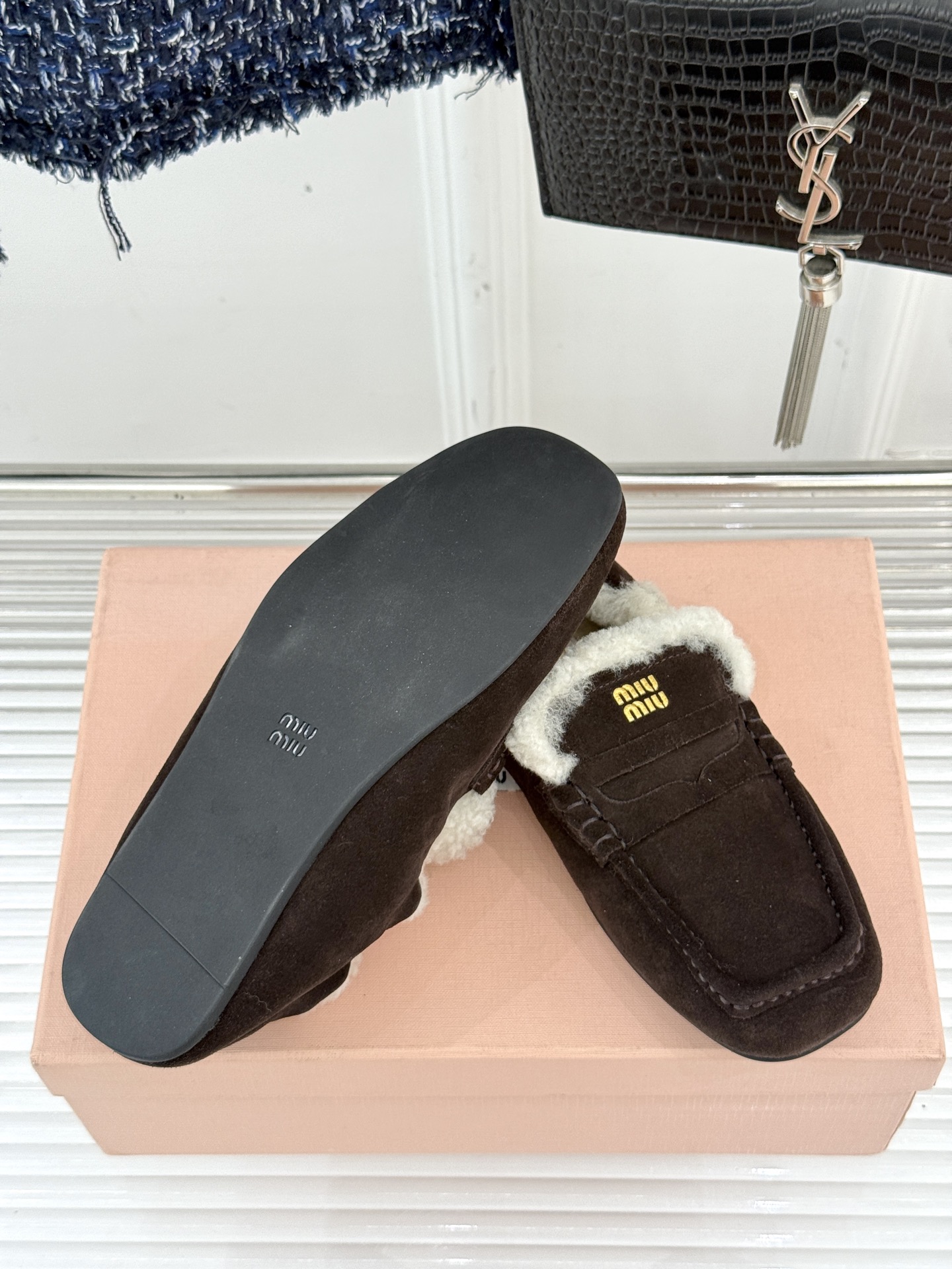 Miu Miu/谬谬25WF秋冬新品毛毛鞋乐福鞋这双毛毛鞋乐福鞋 正在改写今冬的时髦法则。Miu Miu