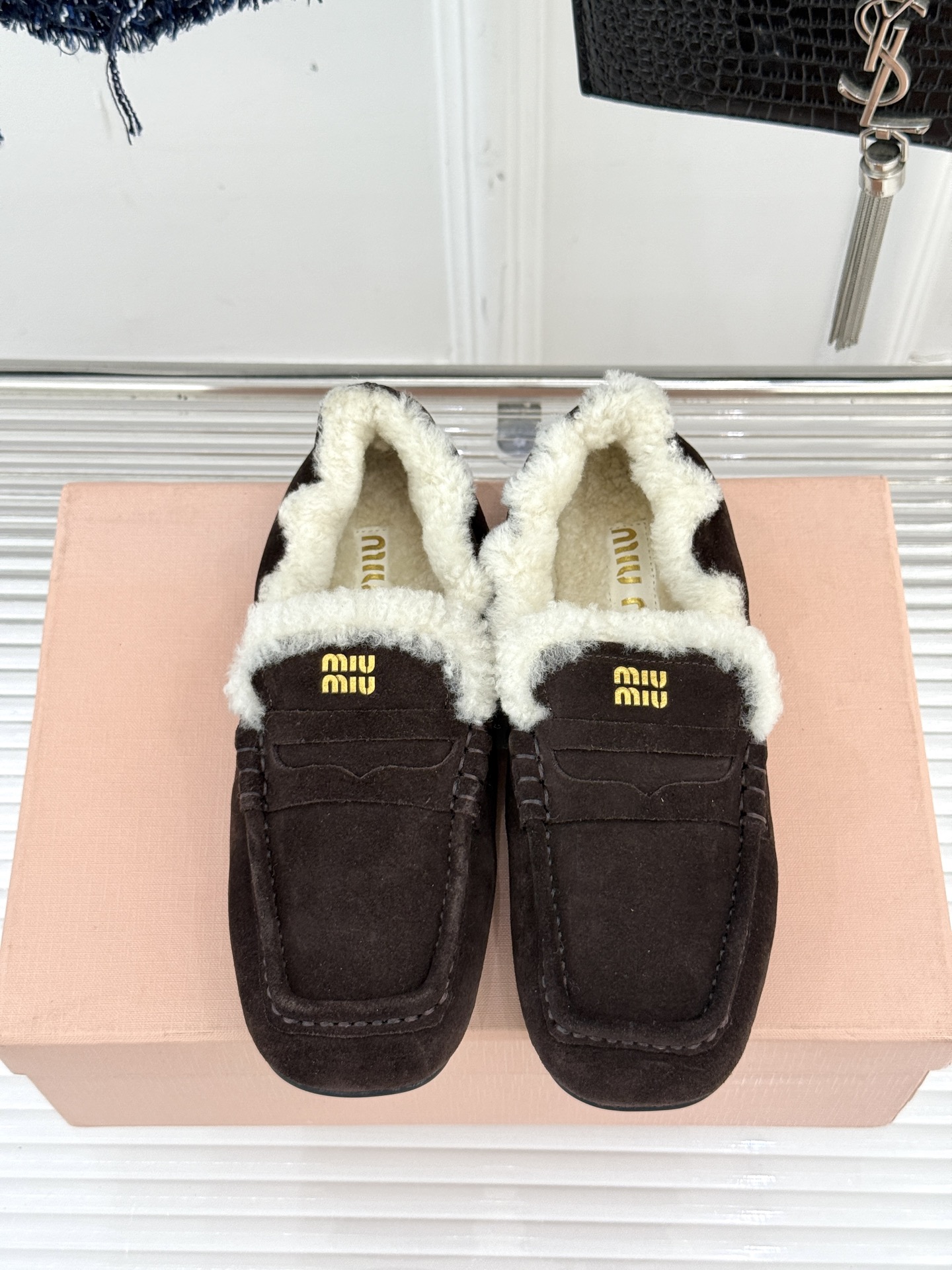 Miu Miu/谬谬25WF秋冬新品毛毛鞋乐福鞋这双毛毛鞋乐福鞋 正在改写今冬的时髦法则。Miu Miu