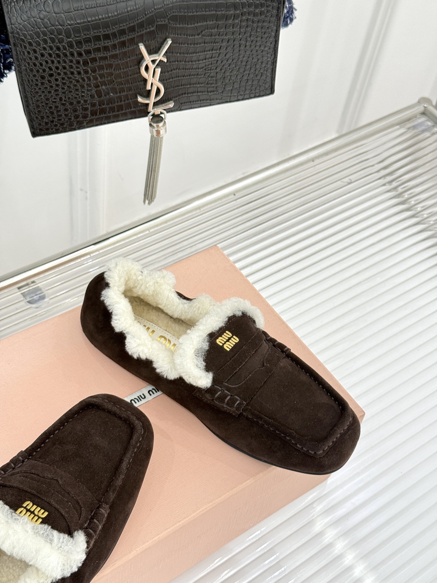 Miu Miu/谬谬25WF秋冬新品毛毛鞋乐福鞋这双毛毛鞋乐福鞋 正在改写今冬的时髦法则。Miu Miu