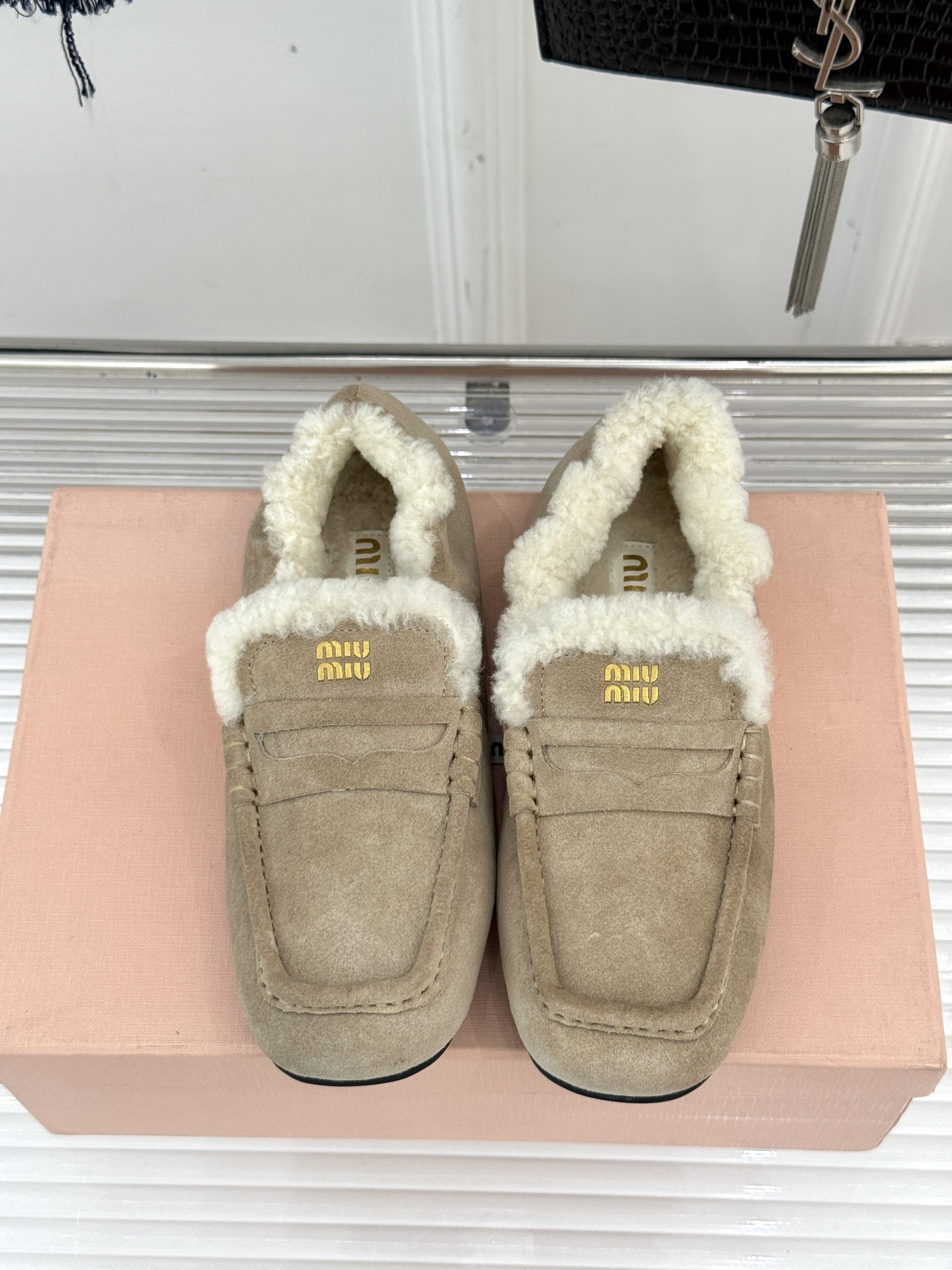 Miu Miu/谬谬25WF秋冬新品毛毛鞋乐福鞋这双毛毛鞋乐福鞋 正在改写今冬的时髦法则。Miu Miu