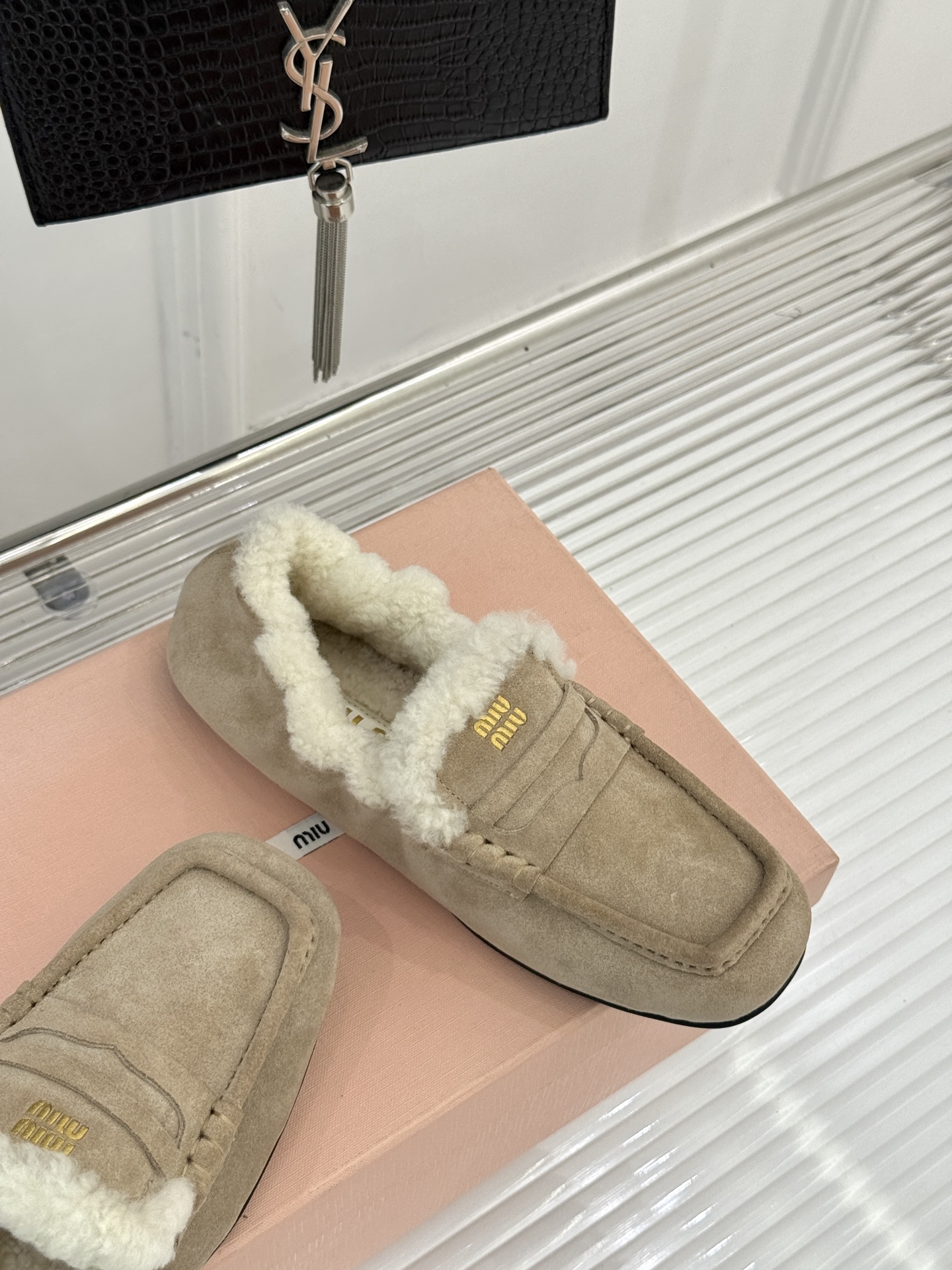 Miu Miu/谬谬25WF秋冬新品毛毛鞋乐福鞋这双毛毛鞋乐福鞋 正在改写今冬的时髦法则。Miu Miu