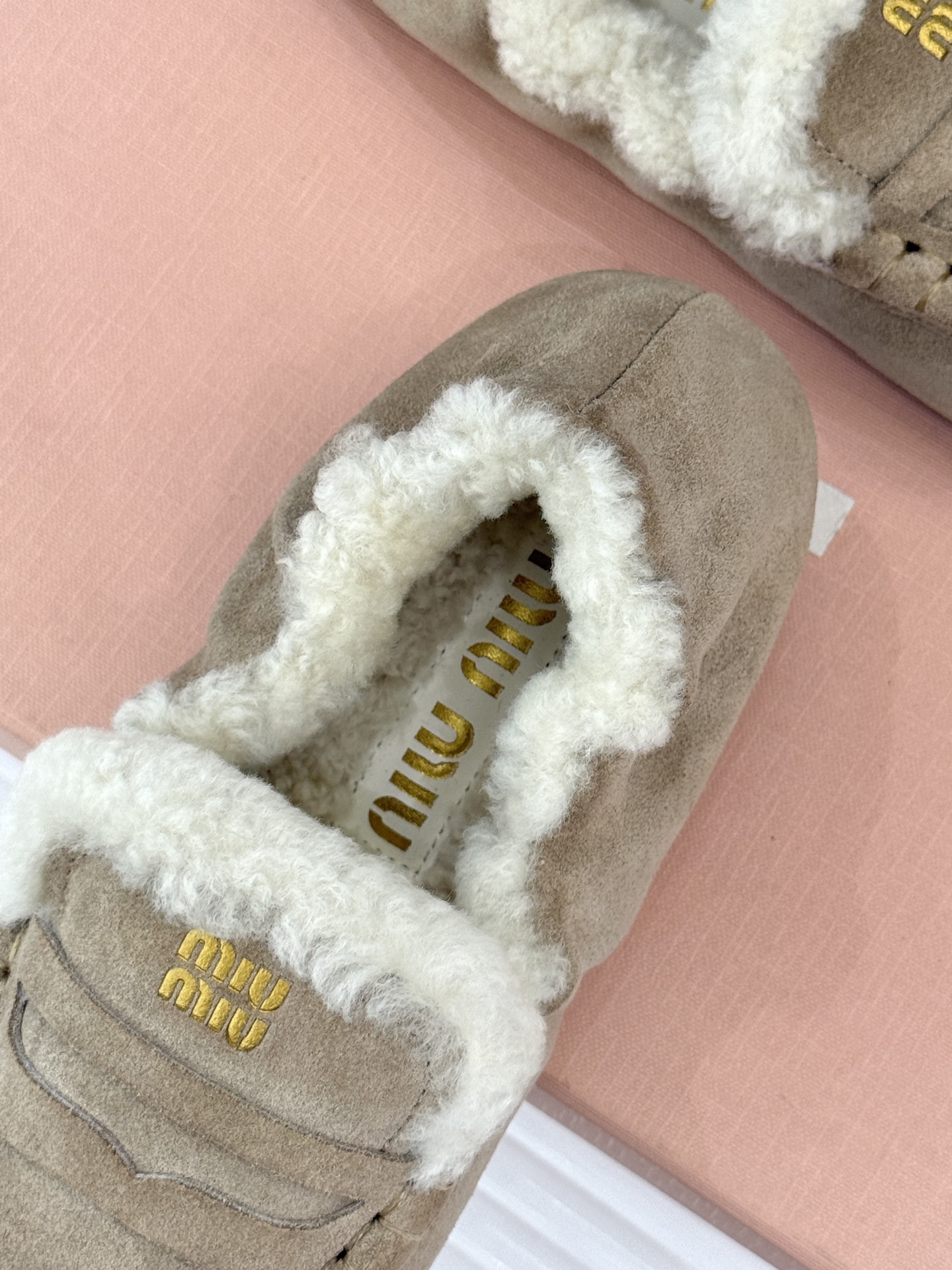 Miu Miu/谬谬25WF秋冬新品毛毛鞋乐福鞋这双毛毛鞋乐福鞋 正在改写今冬的时髦法则。Miu Miu