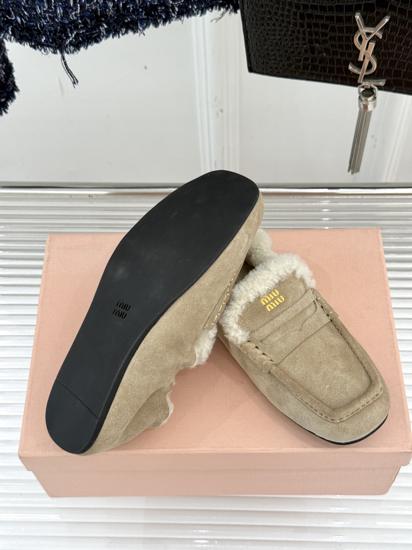 Miu Miu/谬谬25WF秋冬新品毛毛鞋乐福鞋这双毛毛鞋乐福鞋 正在改写今冬的时髦法则。Miu Miu