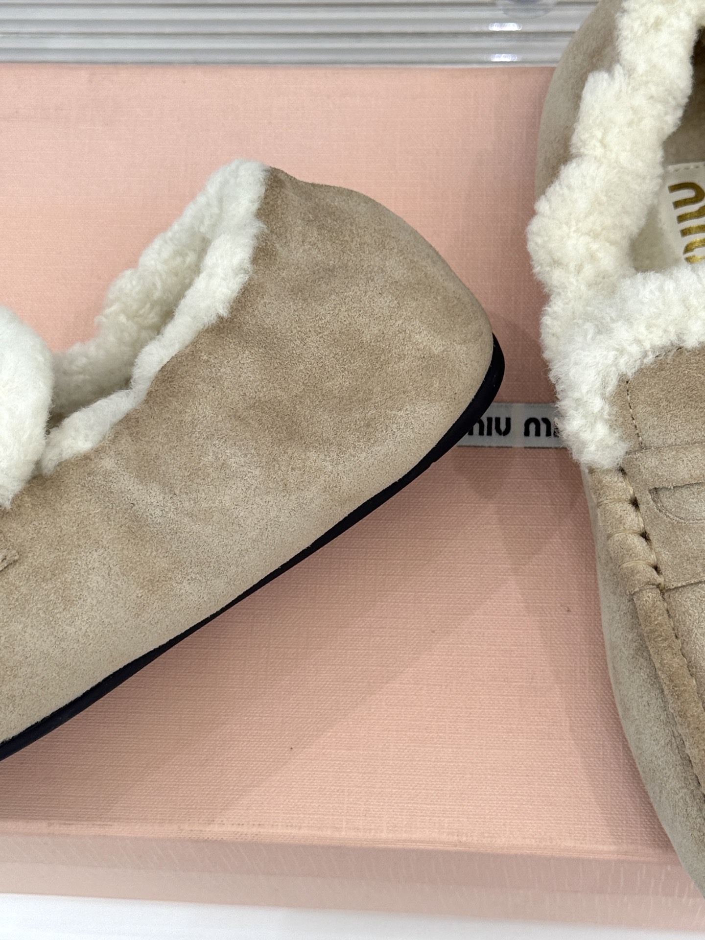 Miu Miu/谬谬25WF秋冬新品毛毛鞋乐福鞋这双毛毛鞋乐福鞋 正在改写今冬的时髦法则。Miu Miu