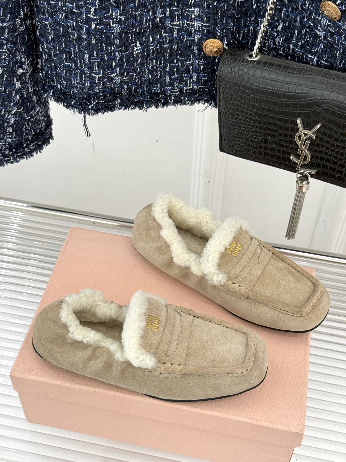 Miu Miu/谬谬25WF秋冬新品毛毛鞋乐福鞋这双毛毛鞋乐福鞋 正在改写今冬的时髦法则。Miu Miu