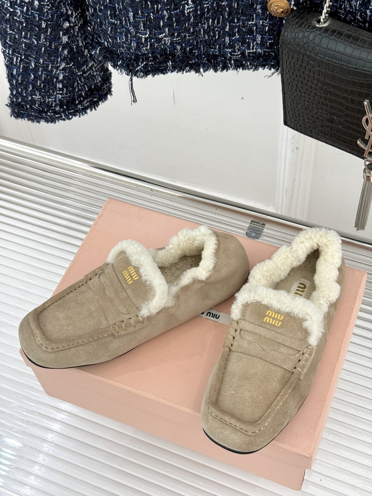 Miu Miu/谬谬25WF秋冬新品毛毛鞋乐福鞋这双毛毛鞋乐福鞋 正在改写今冬的时髦法则。Miu Miu