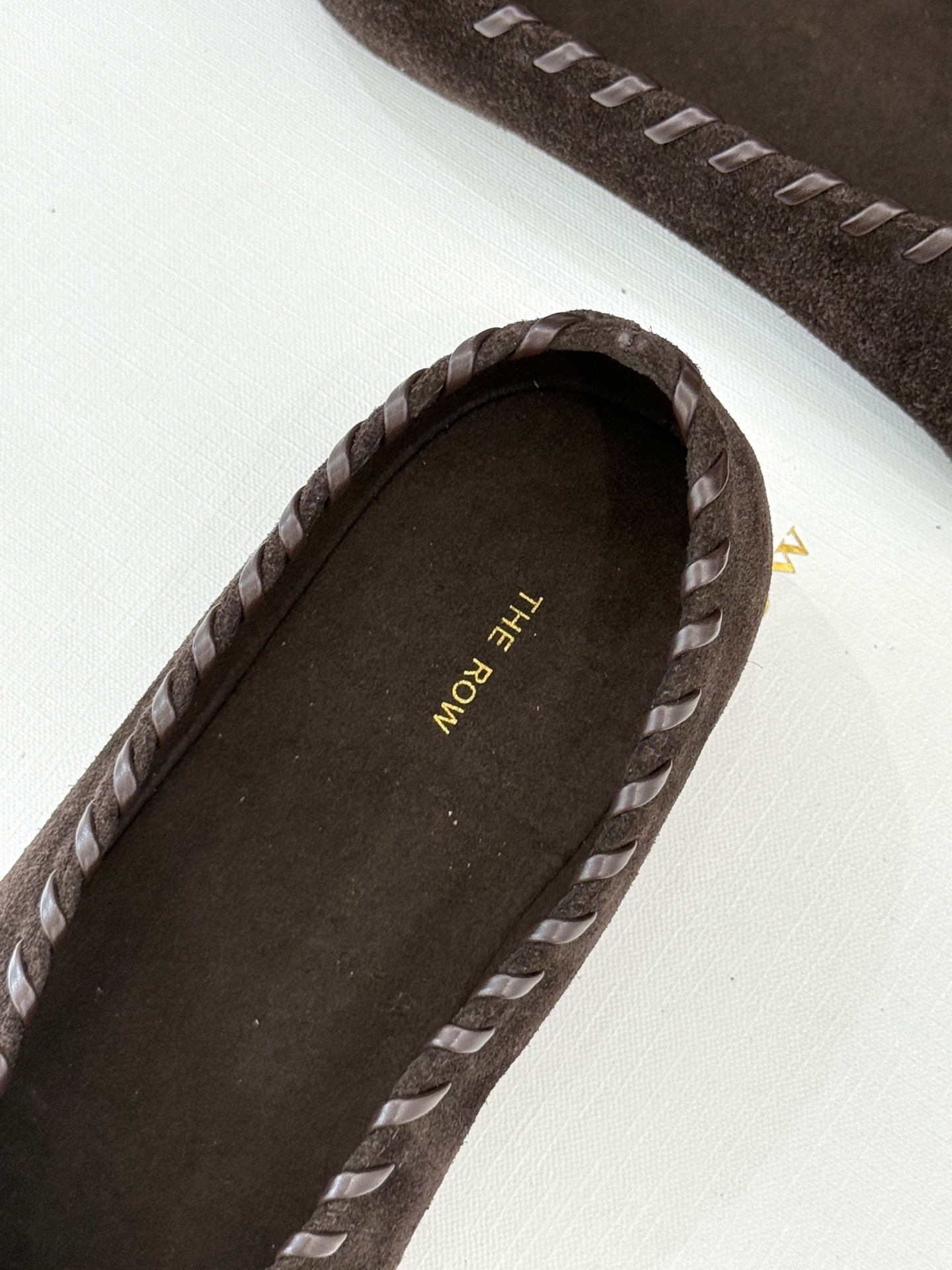 The Row 25WF新品极简复古V口编制奶奶鞋单鞋在时尚的舞台上 总有一些单品以独特的设计和精湛的工