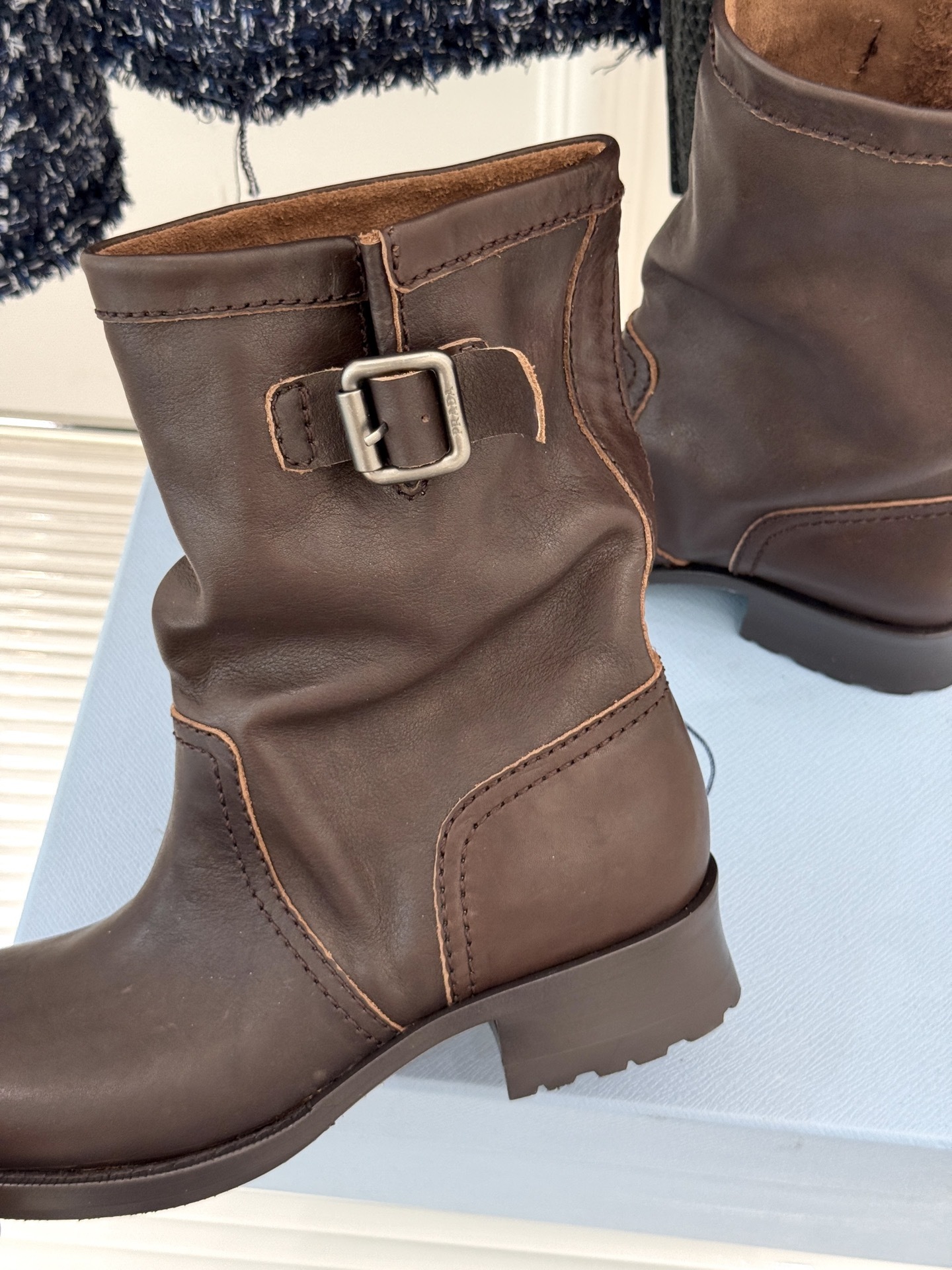 Prada/普拉达25WF秋冬新品皮带扣复古靴子系列经典的皮带扣设计 如同一把时光钥匙打开复古与摩登交融