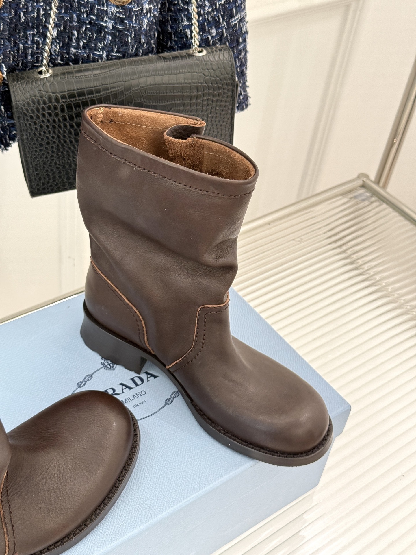Prada/普拉达25WF秋冬新品皮带扣复古靴子系列经典的皮带扣设计 如同一把时光钥匙打开复古与摩登交融