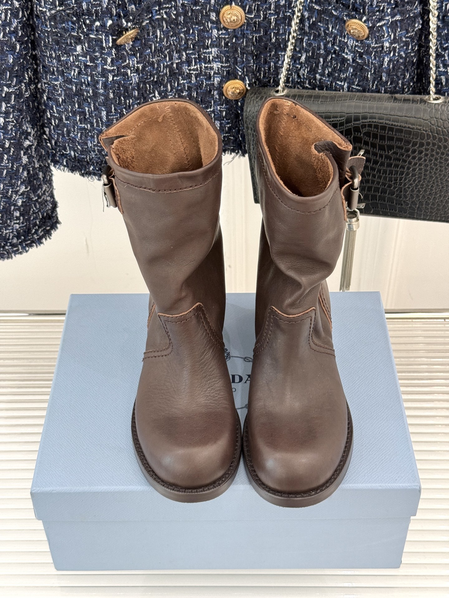 Prada/普拉达25WF秋冬新品皮带扣复古靴子系列经典的皮带扣设计 如同一把时光钥匙打开复古与摩登交融