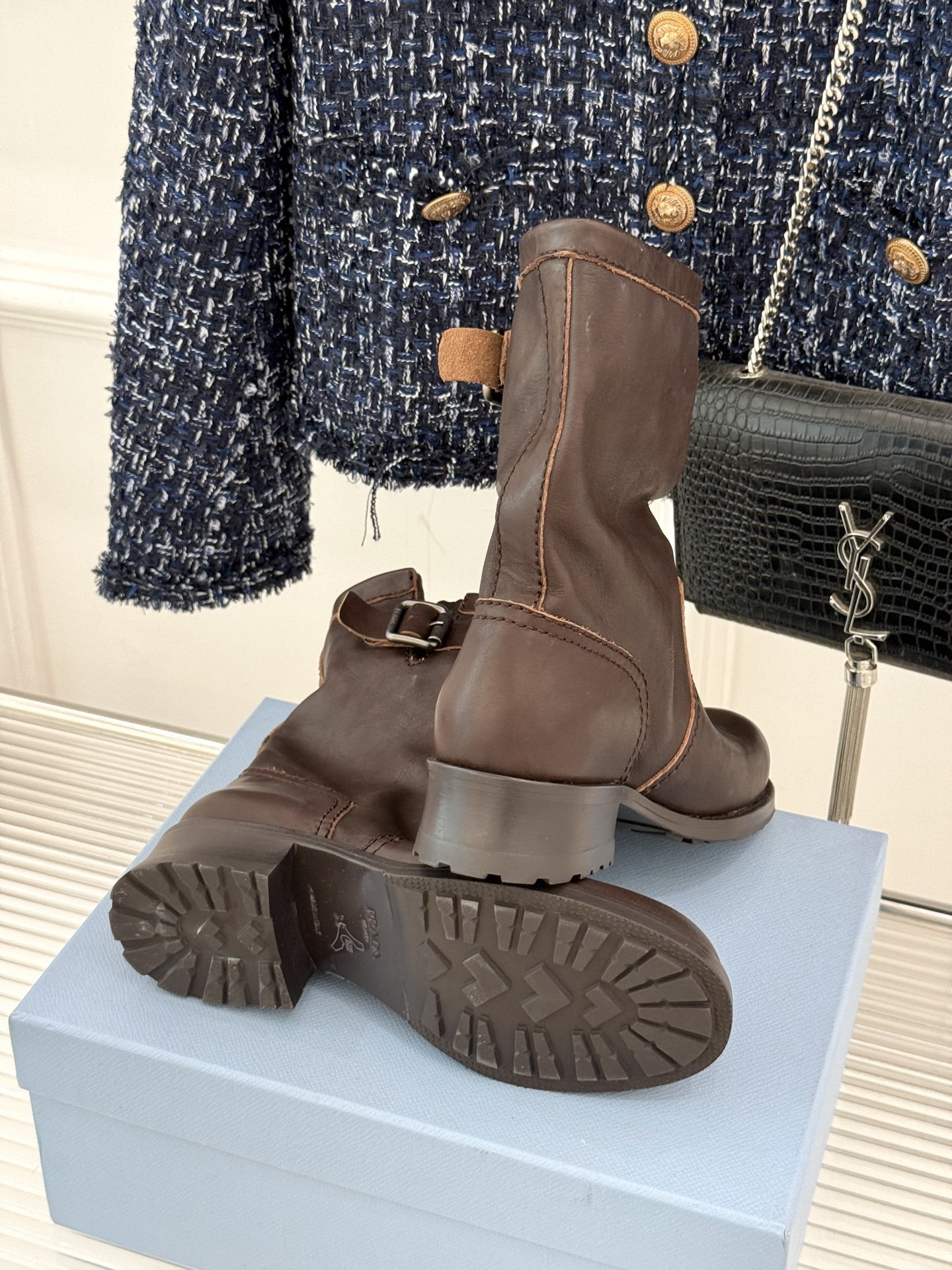 Prada/普拉达25WF秋冬新品皮带扣复古靴子系列经典的皮带扣设计 如同一把时光钥匙打开复古与摩登交融