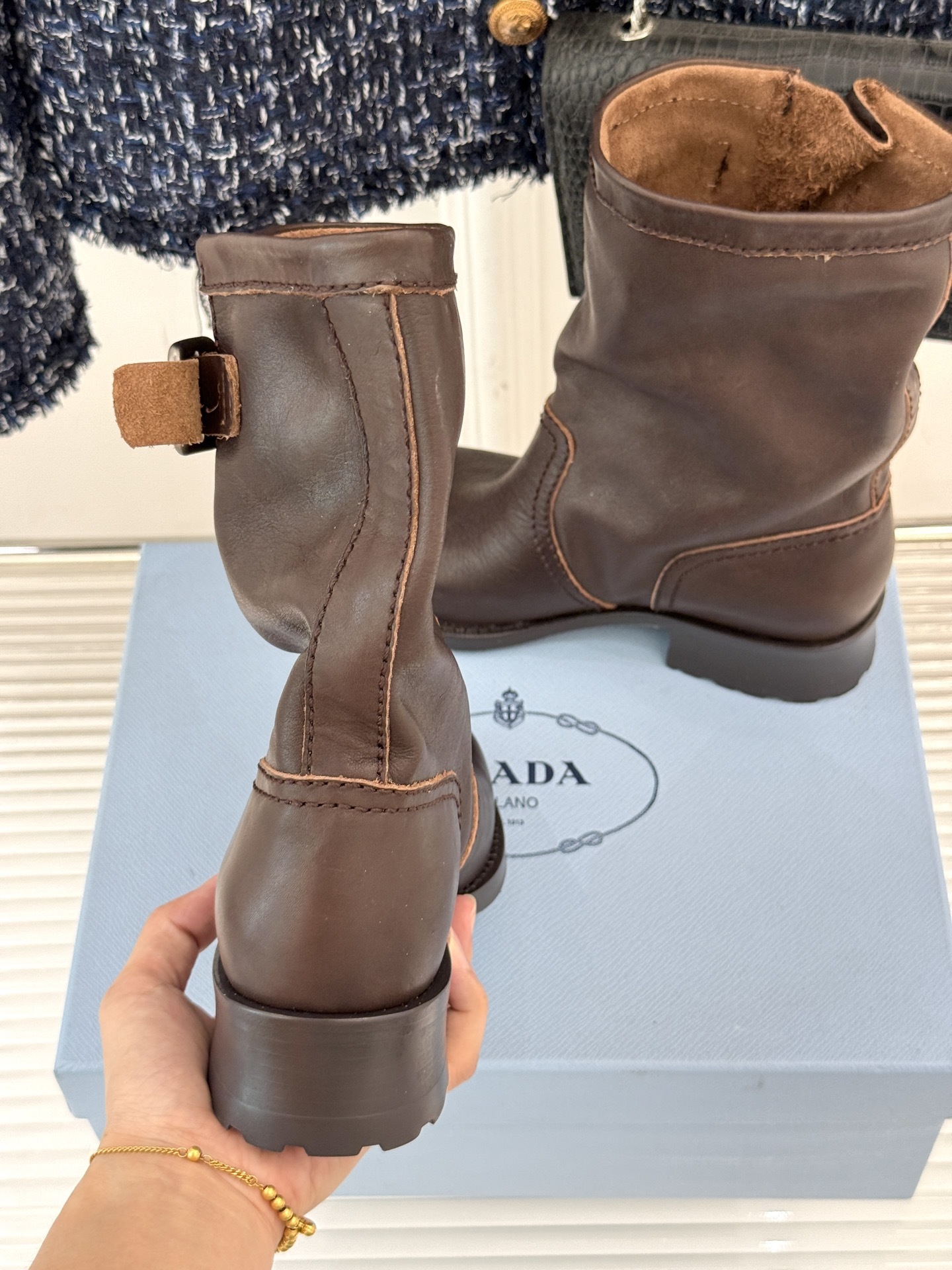 Prada/普拉达25WF秋冬新品皮带扣复古靴子系列经典的皮带扣设计 如同一把时光钥匙打开复古与摩登交融