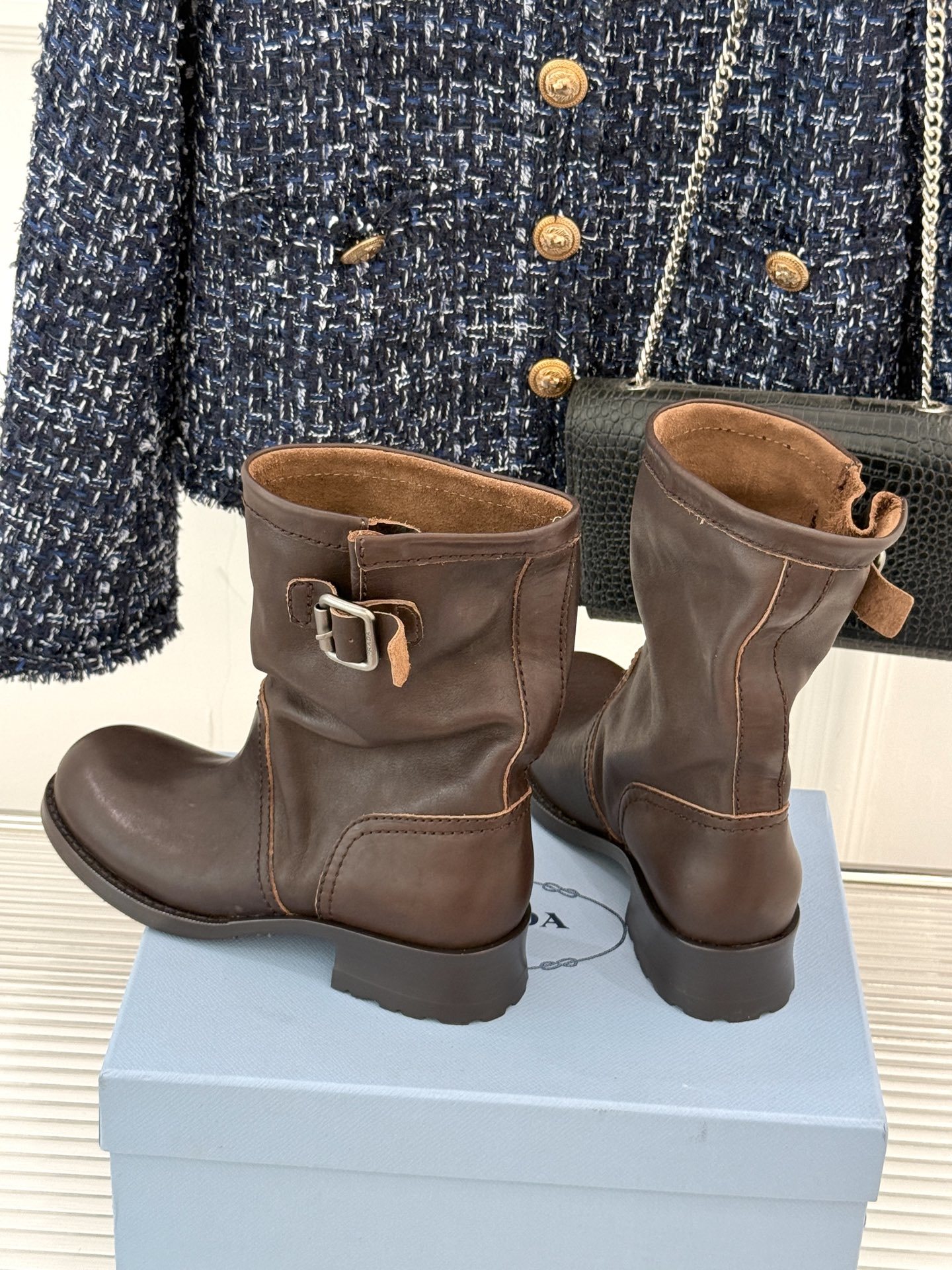 Prada/普拉达25WF秋冬新品皮带扣复古靴子系列经典的皮带扣设计 如同一把时光钥匙打开复古与摩登交融