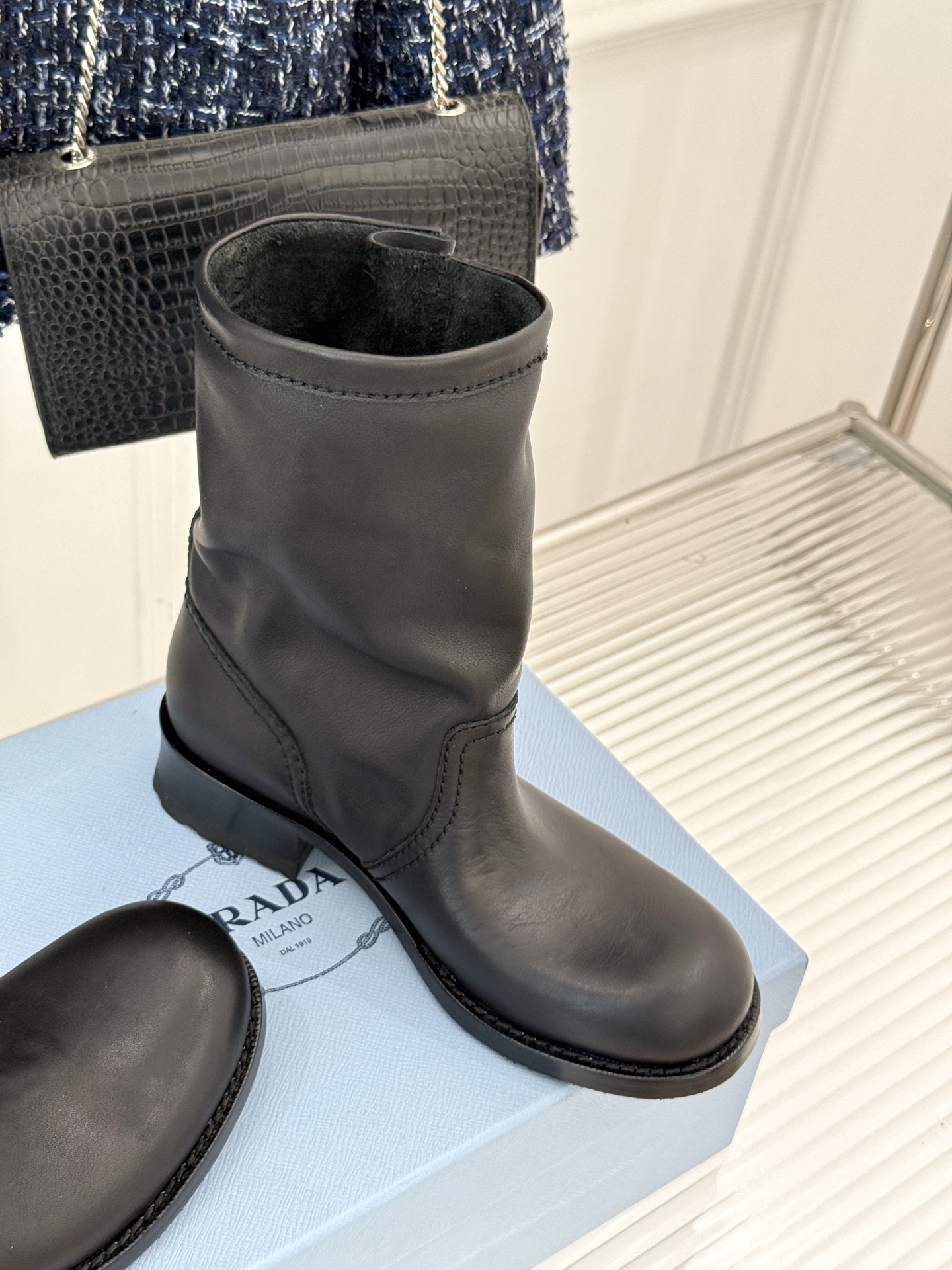 Prada/普拉达25WF秋冬新品皮带扣复古靴子系列经典的皮带扣设计 如同一把时光钥匙打开复古与摩登交融