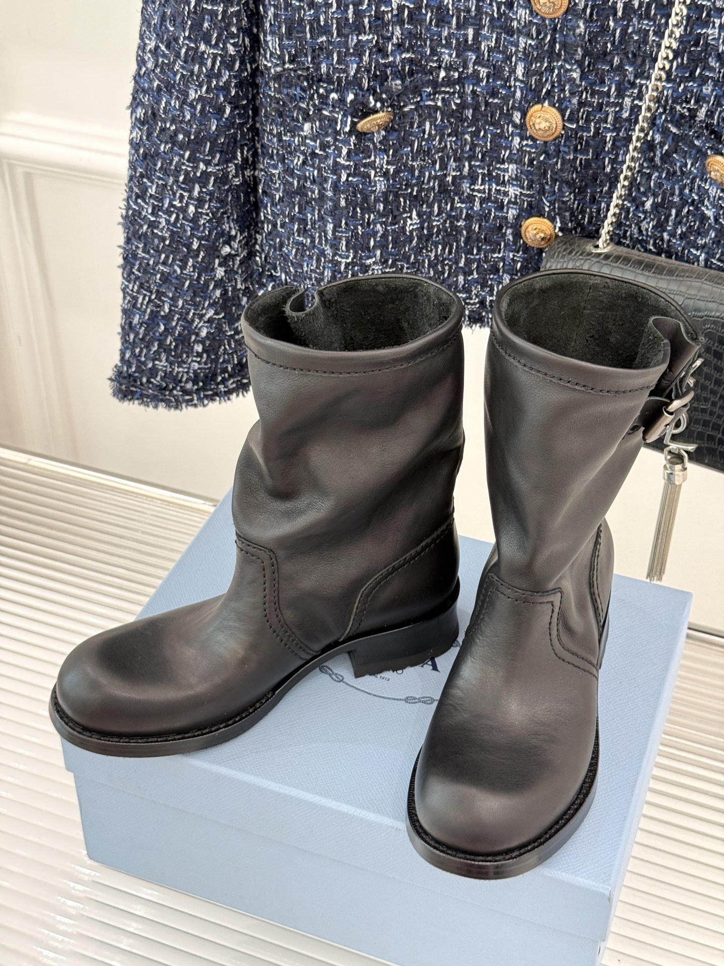 Prada/普拉达25WF秋冬新品皮带扣复古靴子系列经典的皮带扣设计 如同一把时光钥匙打开复古与摩登交融