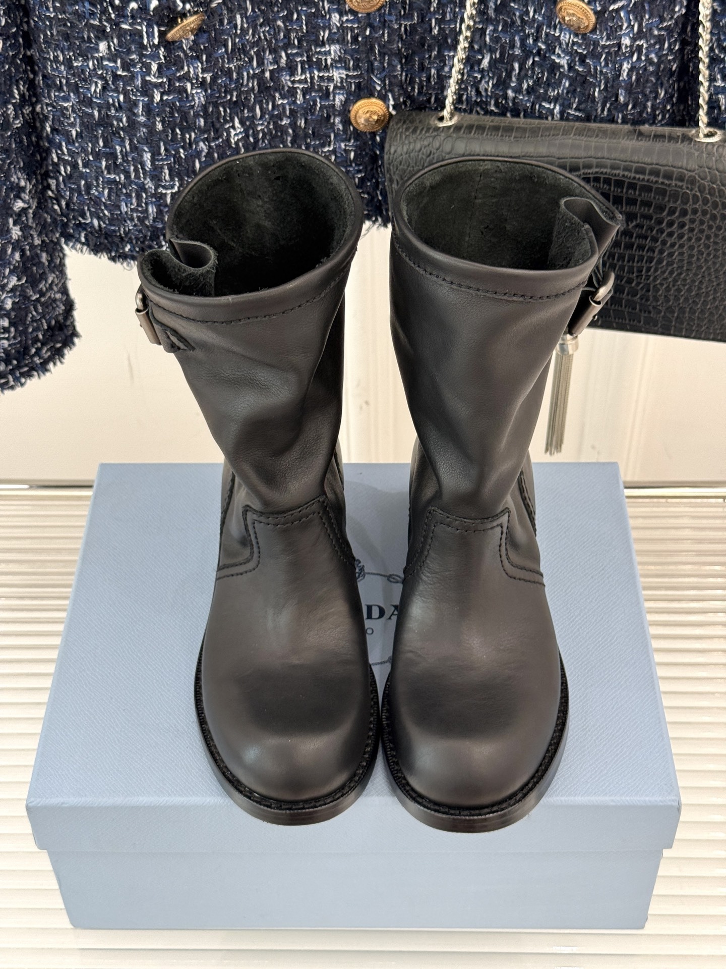 Prada/普拉达25WF秋冬新品皮带扣复古靴子系列经典的皮带扣设计 如同一把时光钥匙打开复古与摩登交融