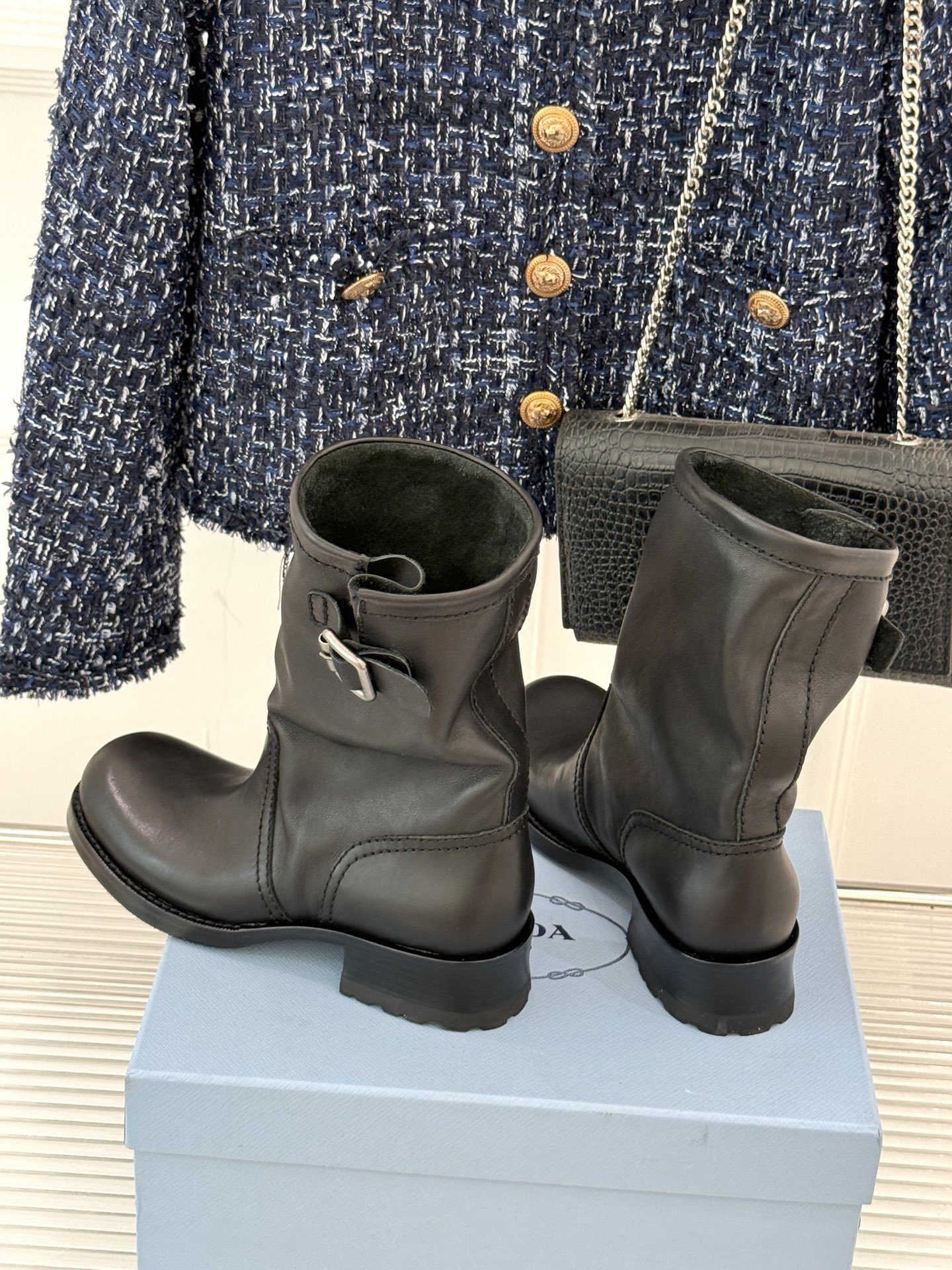 Prada/普拉达25WF秋冬新品皮带扣复古靴子系列经典的皮带扣设计 如同一把时光钥匙打开复古与摩登交融