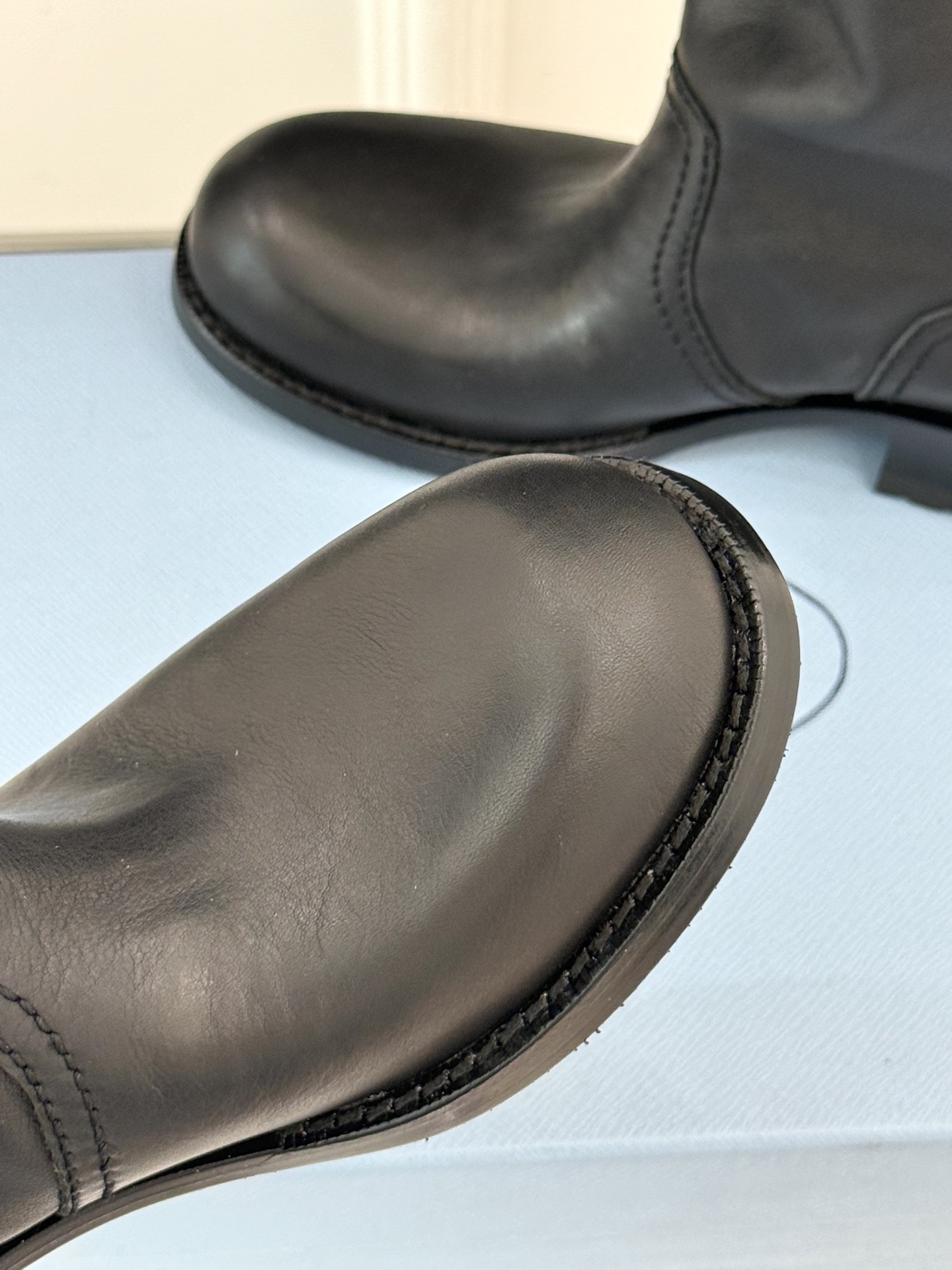 Prada/普拉达25WF秋冬新品皮带扣复古靴子系列经典的皮带扣设计 如同一把时光钥匙打开复古与摩登交融