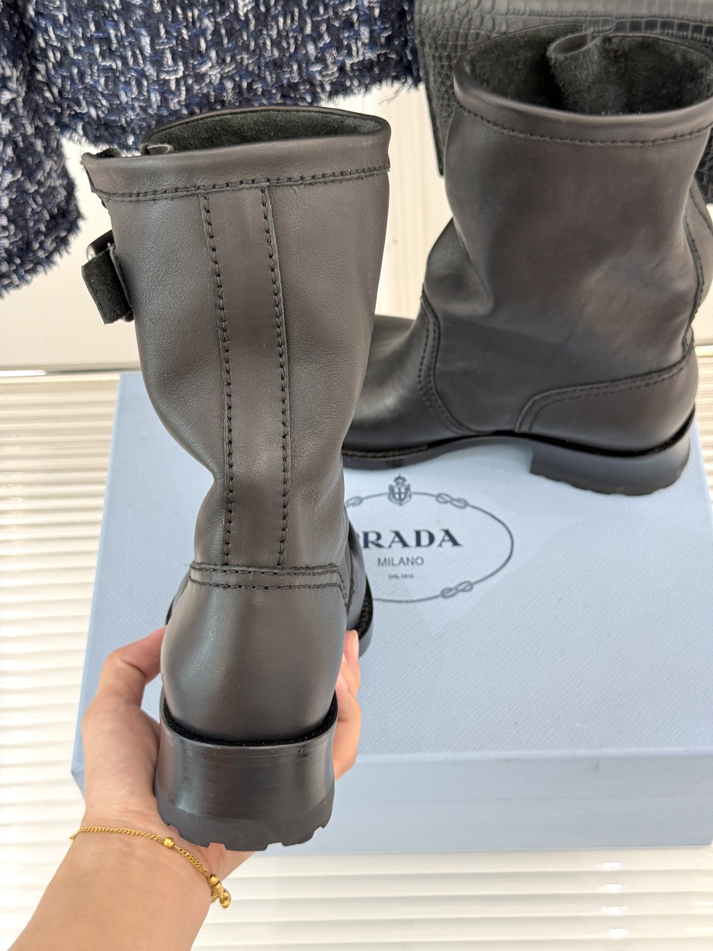 Prada/普拉达25WF秋冬新品皮带扣复古靴子系列经典的皮带扣设计 如同一把时光钥匙打开复古与摩登交融
